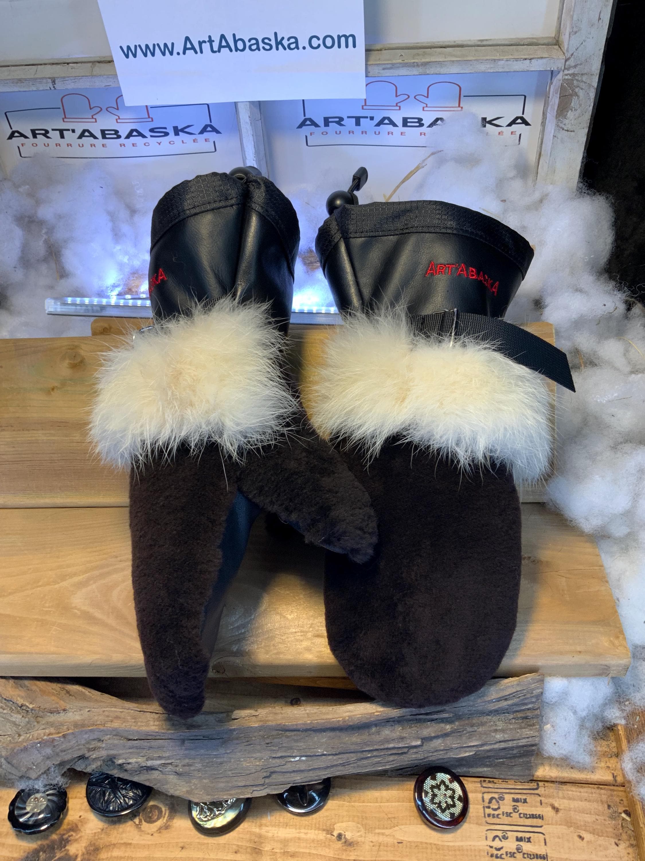 Mitaines Les Fabienne – Medium, mouton rasé brun café, renard norvégien blanc, cuir italien noir, fait à la main au Québec