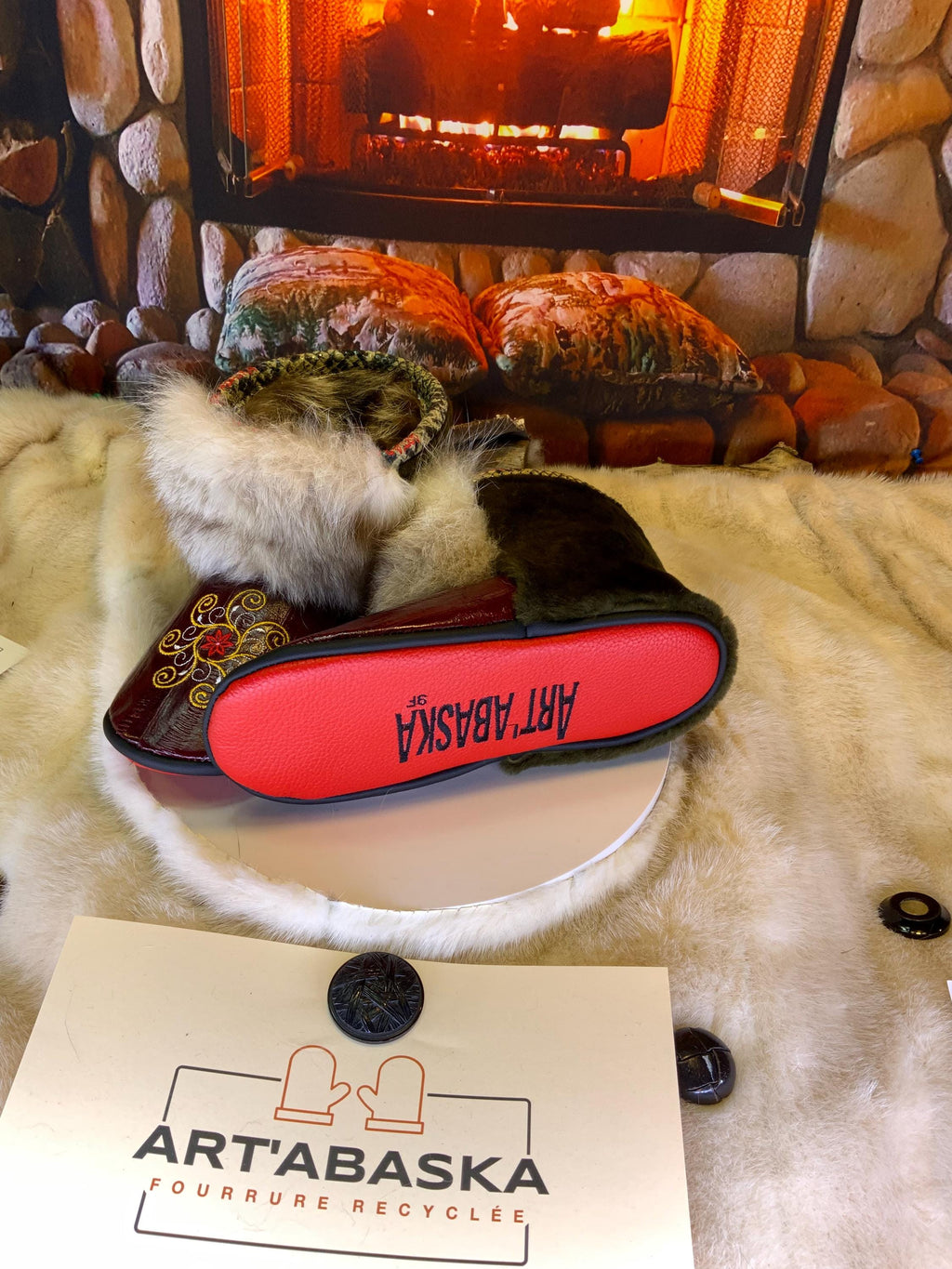 Mocassins d’intérieur Anita 9 femme cuir anguille bourgogne brodé serpent renard norvegien mouton recyclé Québec