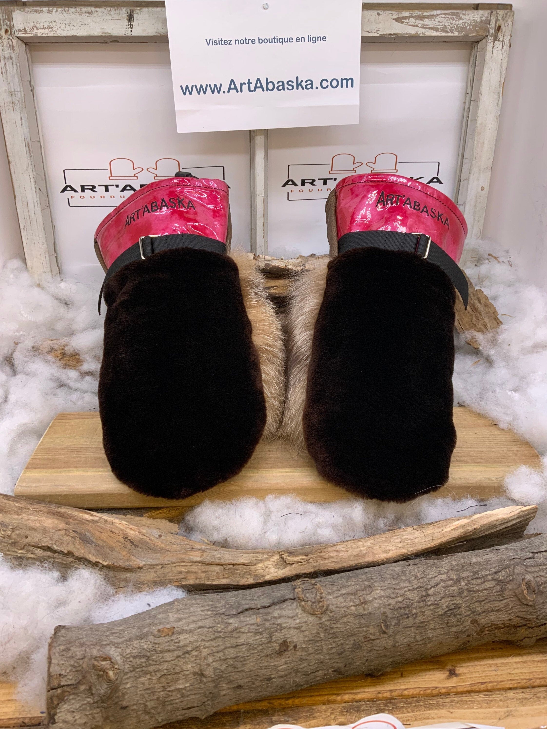 Mitaines Gabrielle Large castor rasé brun recyclé renard longue cuir brun et rose lustré brodé fait main Québec