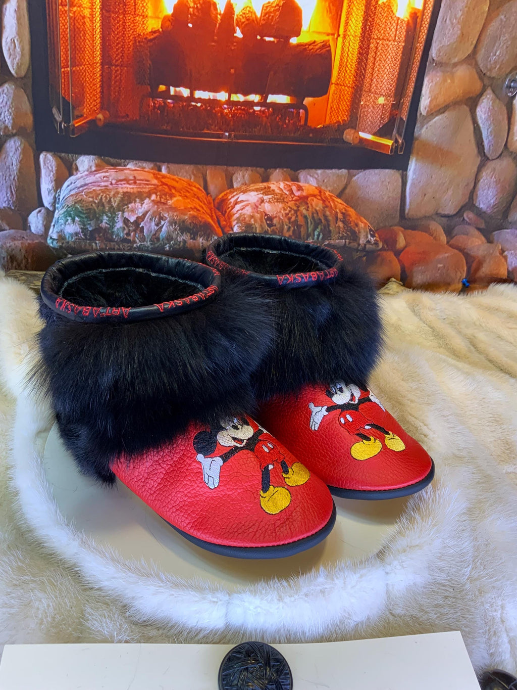 Mocassins d’intérieur Lorraine 7 femme, cuir rouge brodé Mickey Mouse, fourrure recyclée, faits à la main au Québec 🐭✨