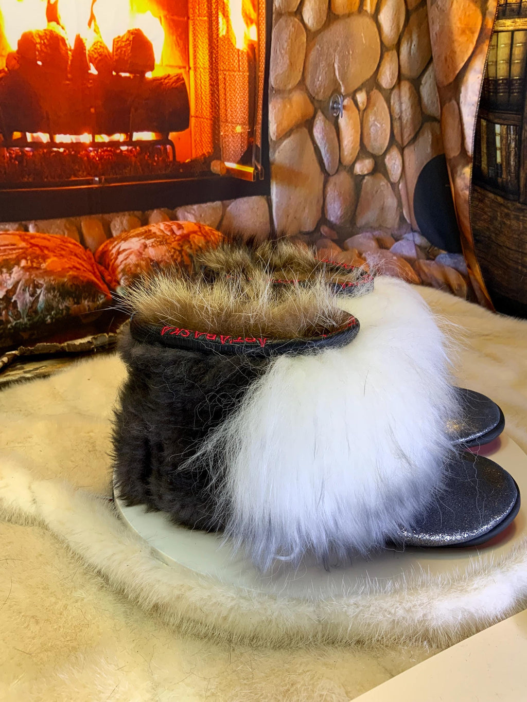 Mocassins d’intérieur Denise – 6 femme – cuir argenté recyclé brillant, semelle rouge brodée ArtAbaska bleu royal, pièce unique Québec ✨