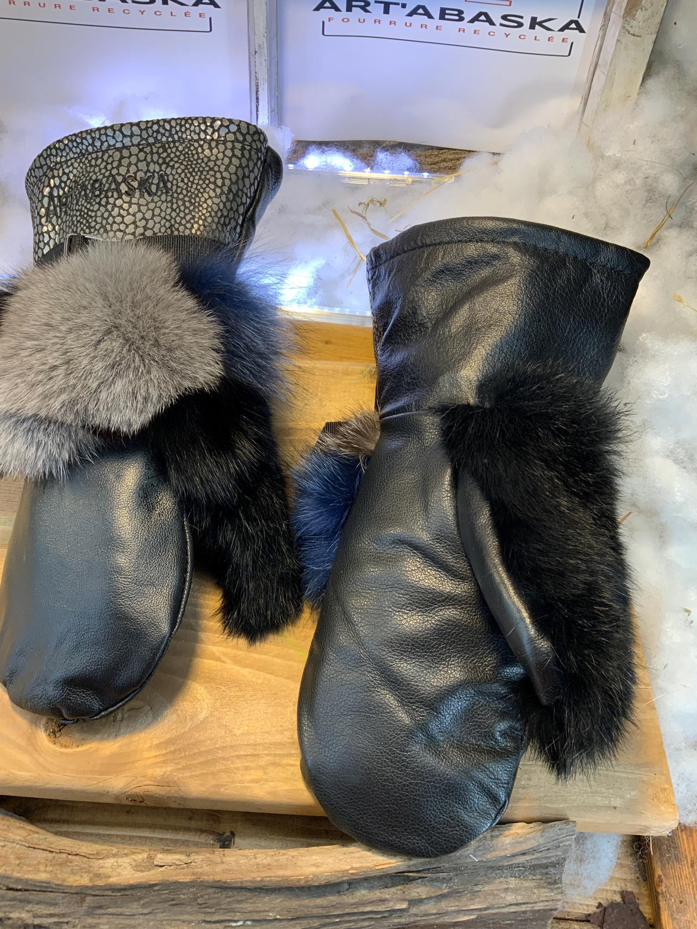 Mitaines Les Fernandes – Large, cuir italien noir, patchwork de fourrure recyclée, lapin et serpent gris, fait à la main au Québec