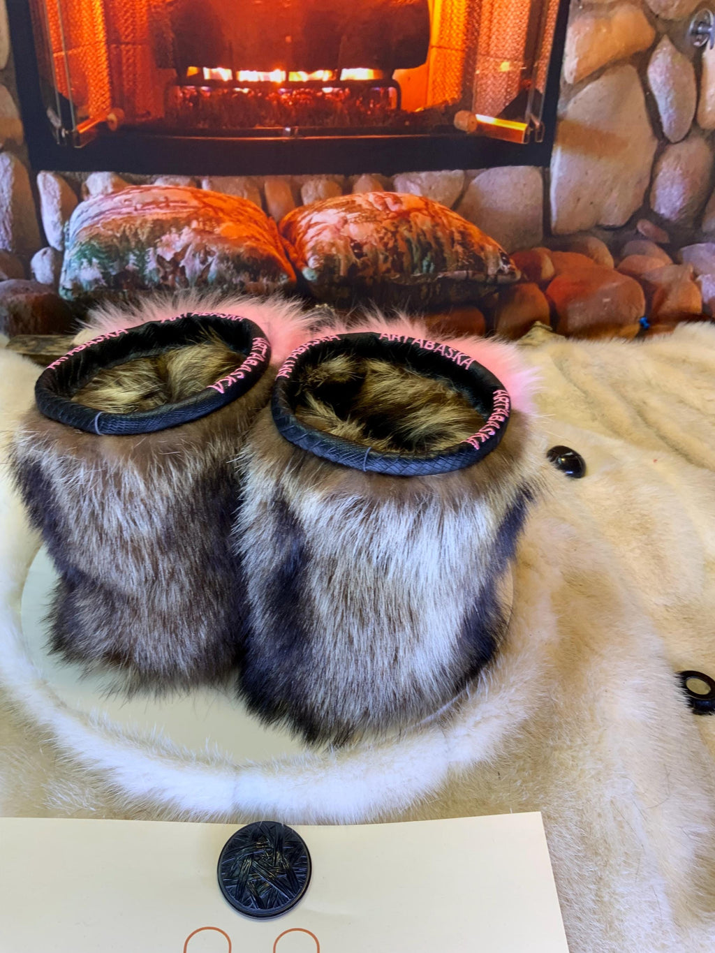 Mocassins d’intérieur Aline pour femme 8 en cuir d’anguille noir brodé mandala rose, mouton naturel rose vif et raton brun naturel recyclé – faits à la main au Québec, respirants, confort de luxe, pièce unique Art’Abaska 💕✨