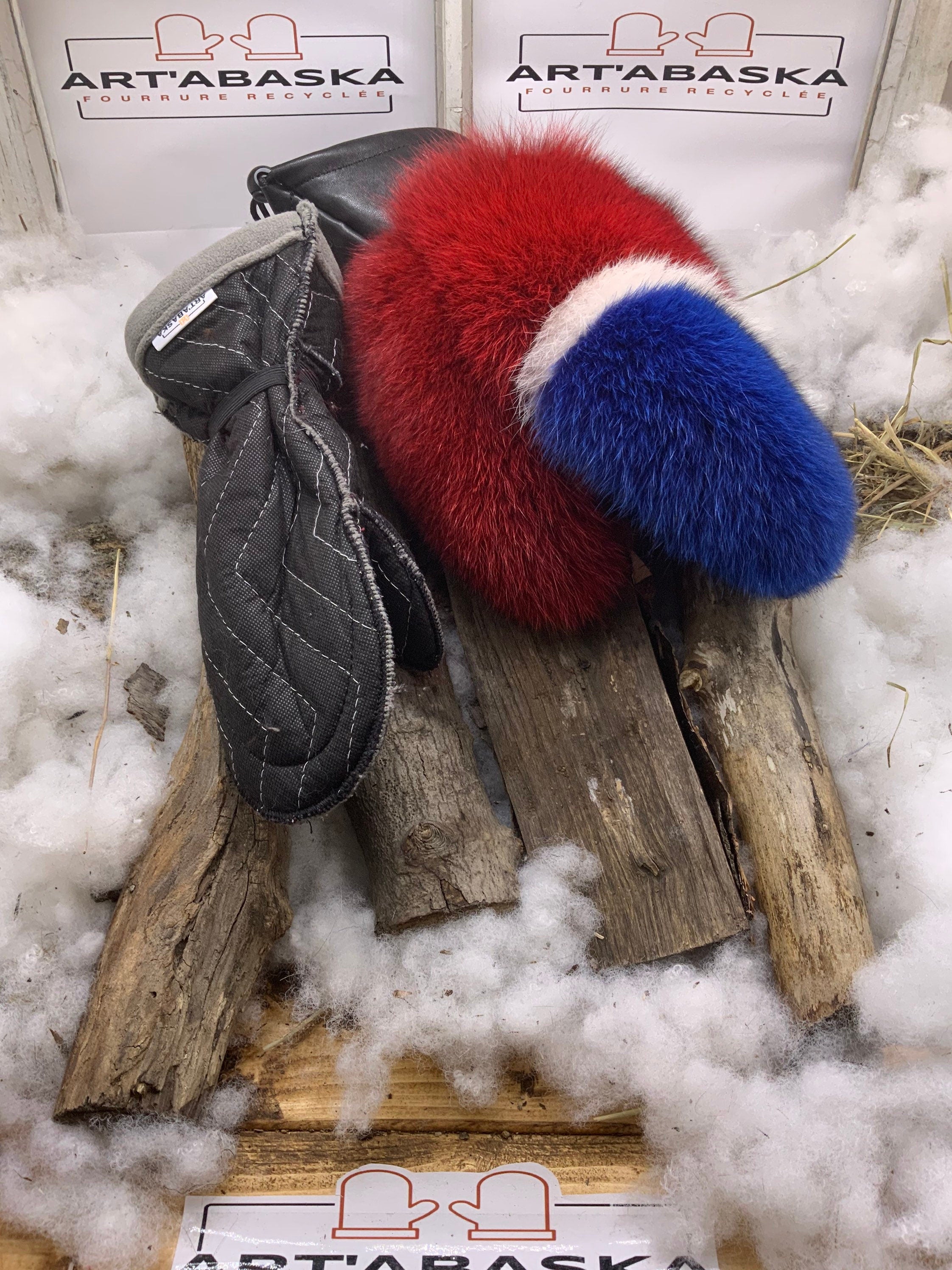 Mitaines Marie-Danielle – Medium, édition spéciale renard recyclé bleu blanc rouge, cuir noir, pièce unique faite à la main au Québec