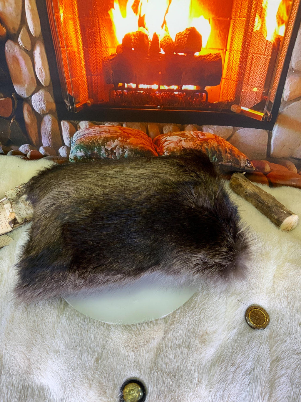 Coussin fourrure recyclée raton laveur fait à la main Québec coussin décoratif cuir recyclé brodé pièce unique ArtAbaska