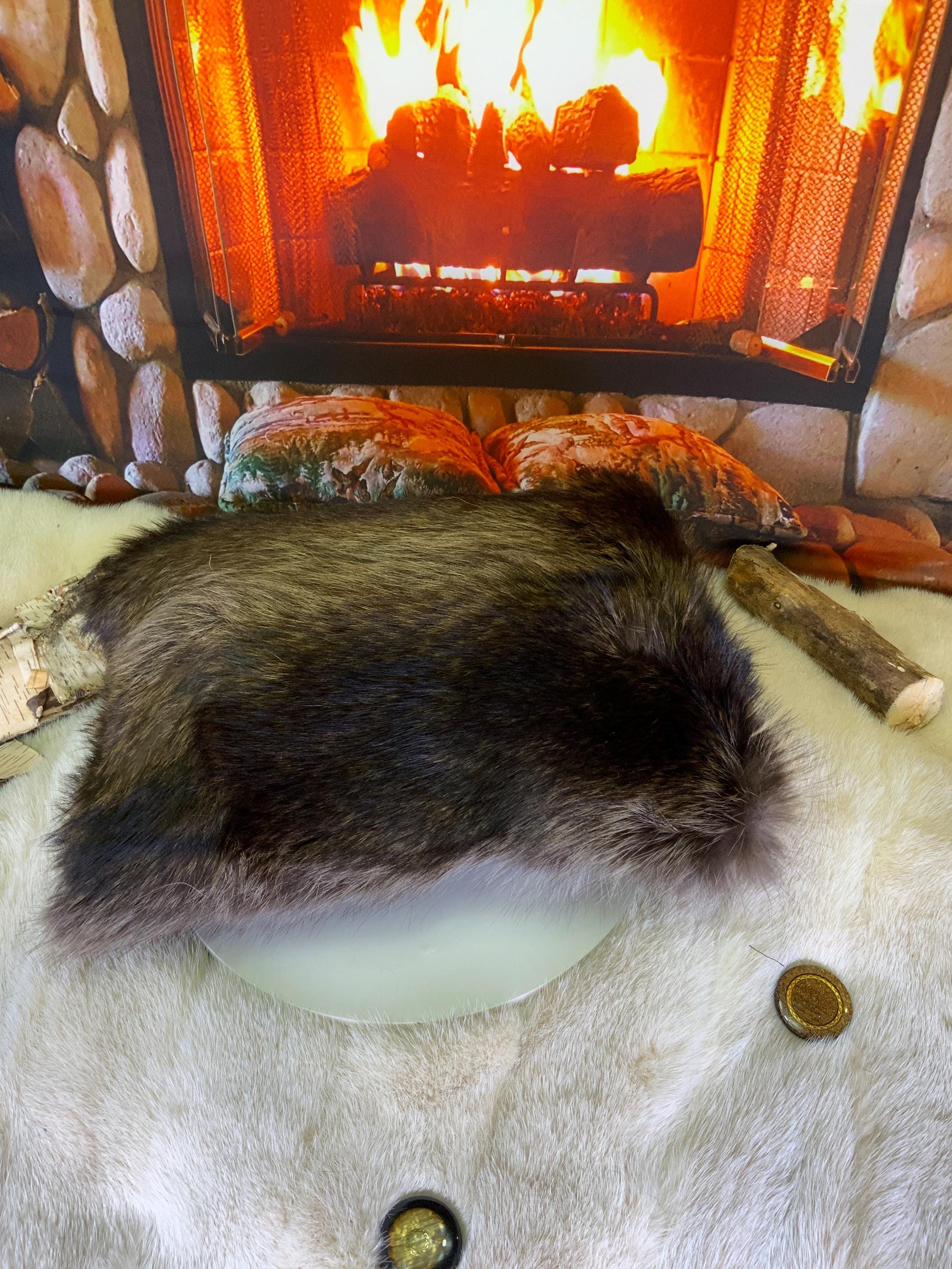 Coussin fourrure recyclée raton laveur fait à la main Québec coussin décoratif cuir recyclé brodé pièce unique ArtAbaska