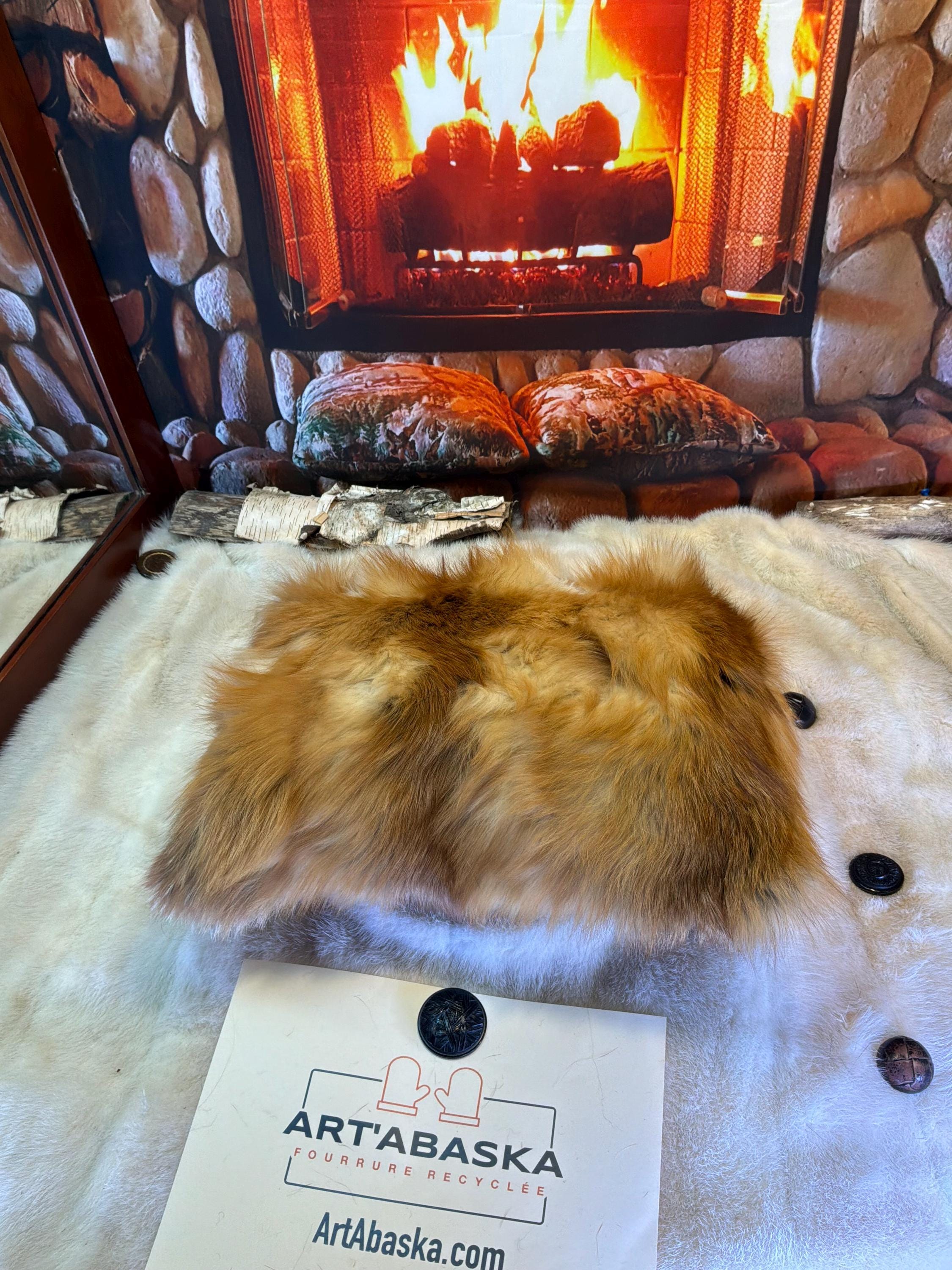 Coussin fourrure recyclée renard roux fait à la main Québec coussin décoratif cuir brun brodé tête de cheval pièce unique ArtAbaska