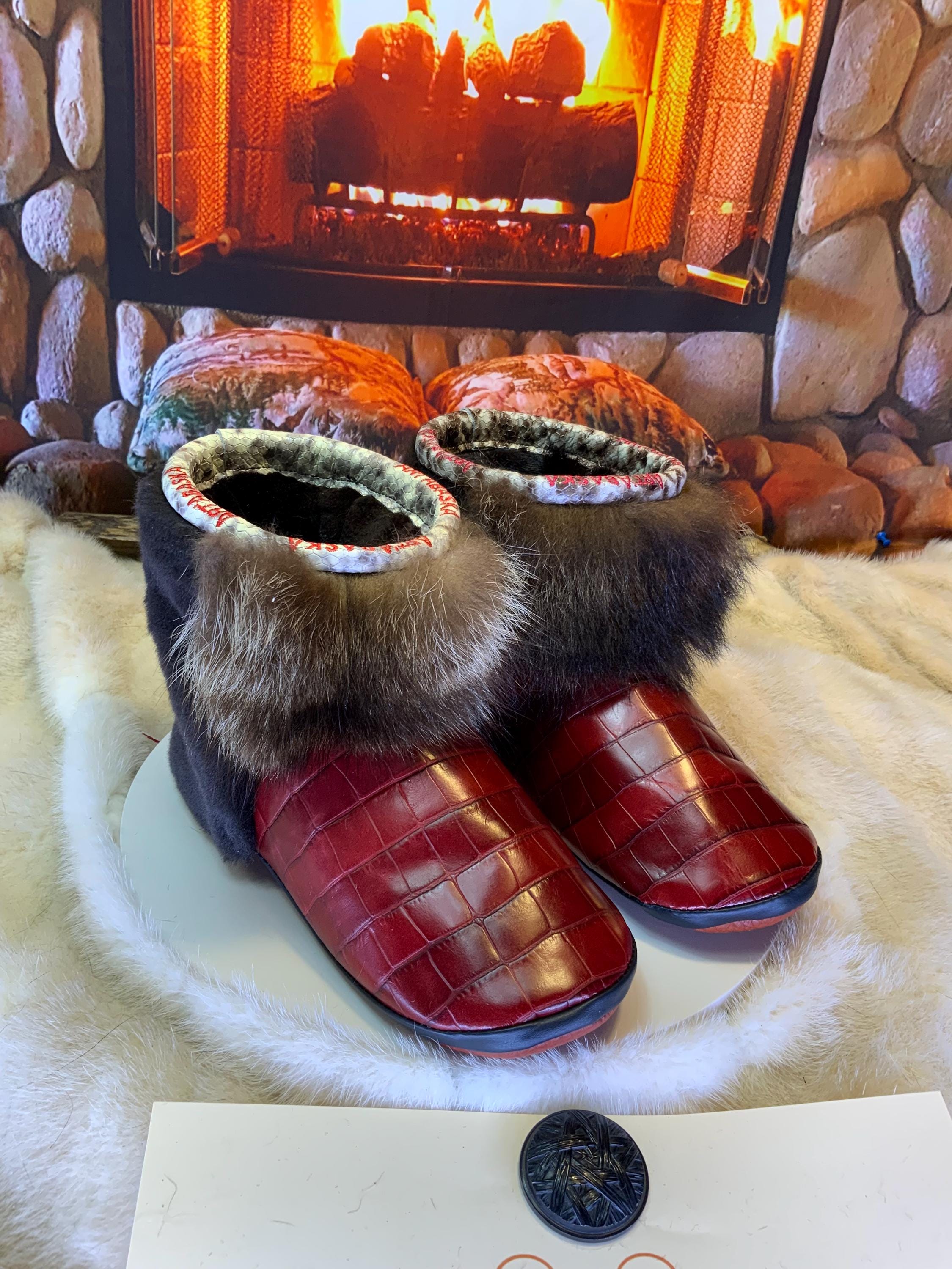 Mocassins d’intérieur Colette – 8 femme – cuir bourgogne imprimé crocodile, fourrure recyclée & semelle brune, pièce unique faite à la main au Québec ✨