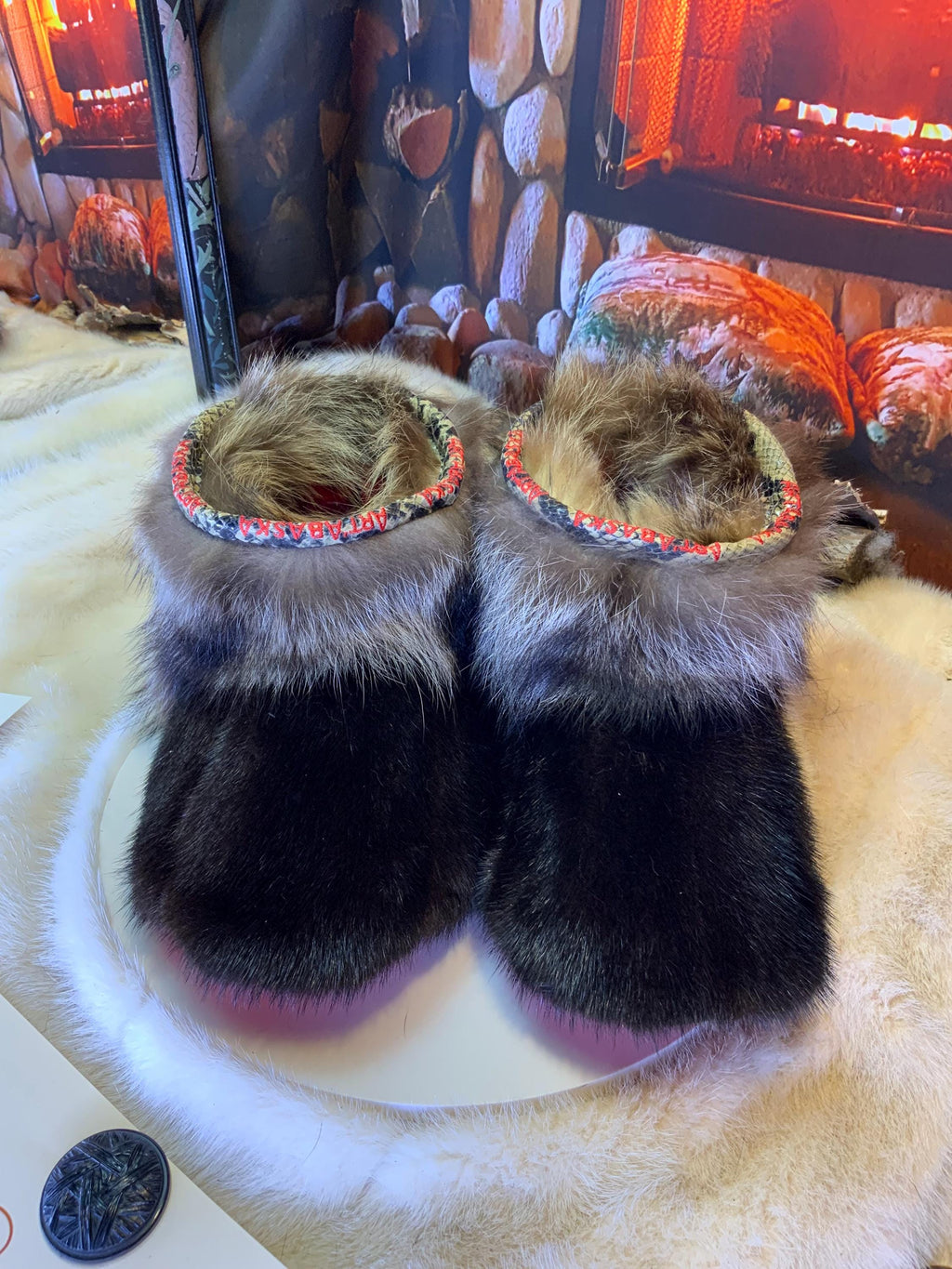 Mocassin d’interieur homme Les Carmelle - pointure 10 - vison brun & raton recyclés - semelle rouge - fait main au Québec, pièce unique
