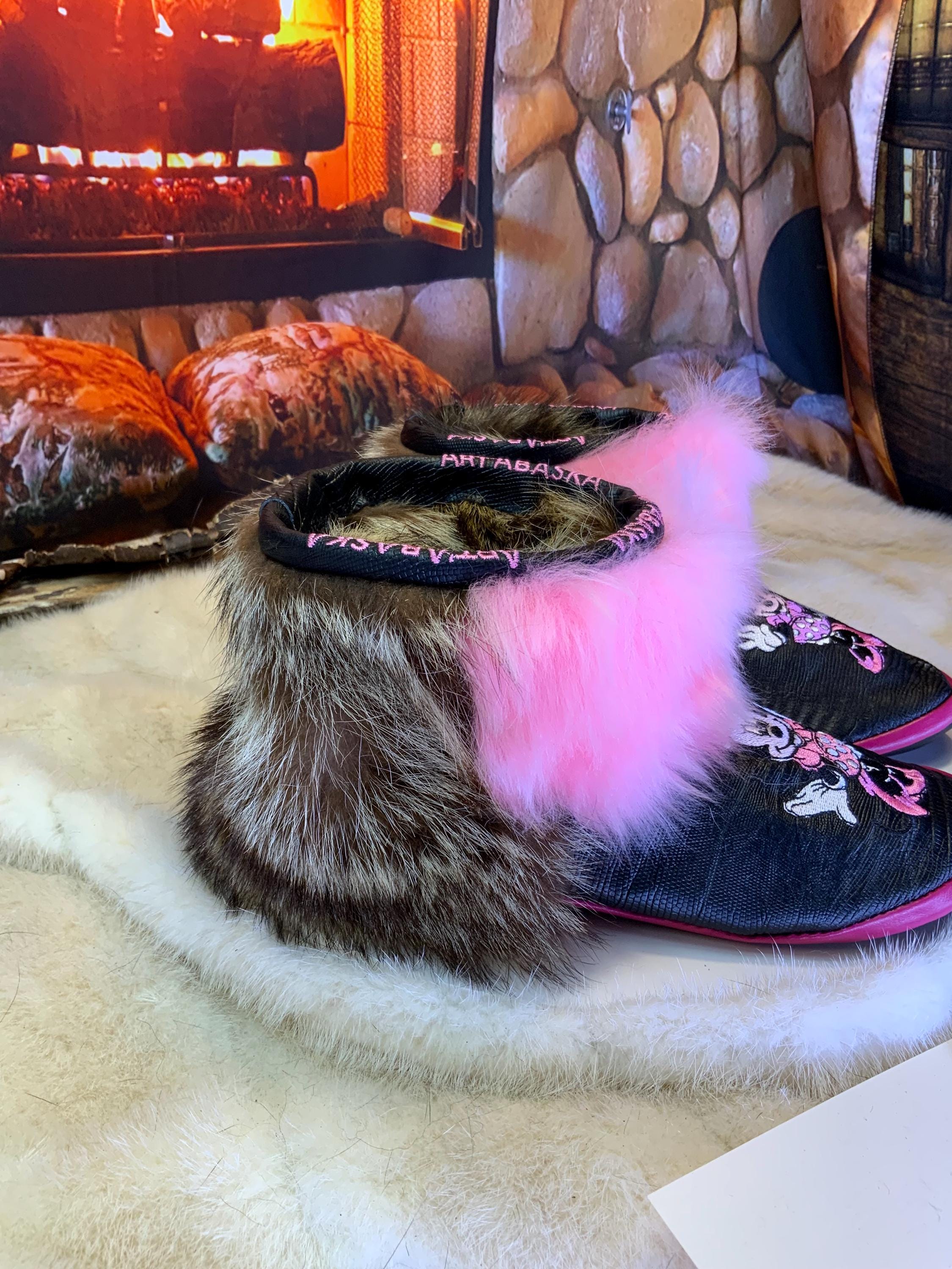 Mocassins d’intérieur Josée – 6 femme – Minnie Mouse brodée, cuir serpent noir recyclé & fourrure rose vif, pièce unique faite à la main au Québec ✨💗