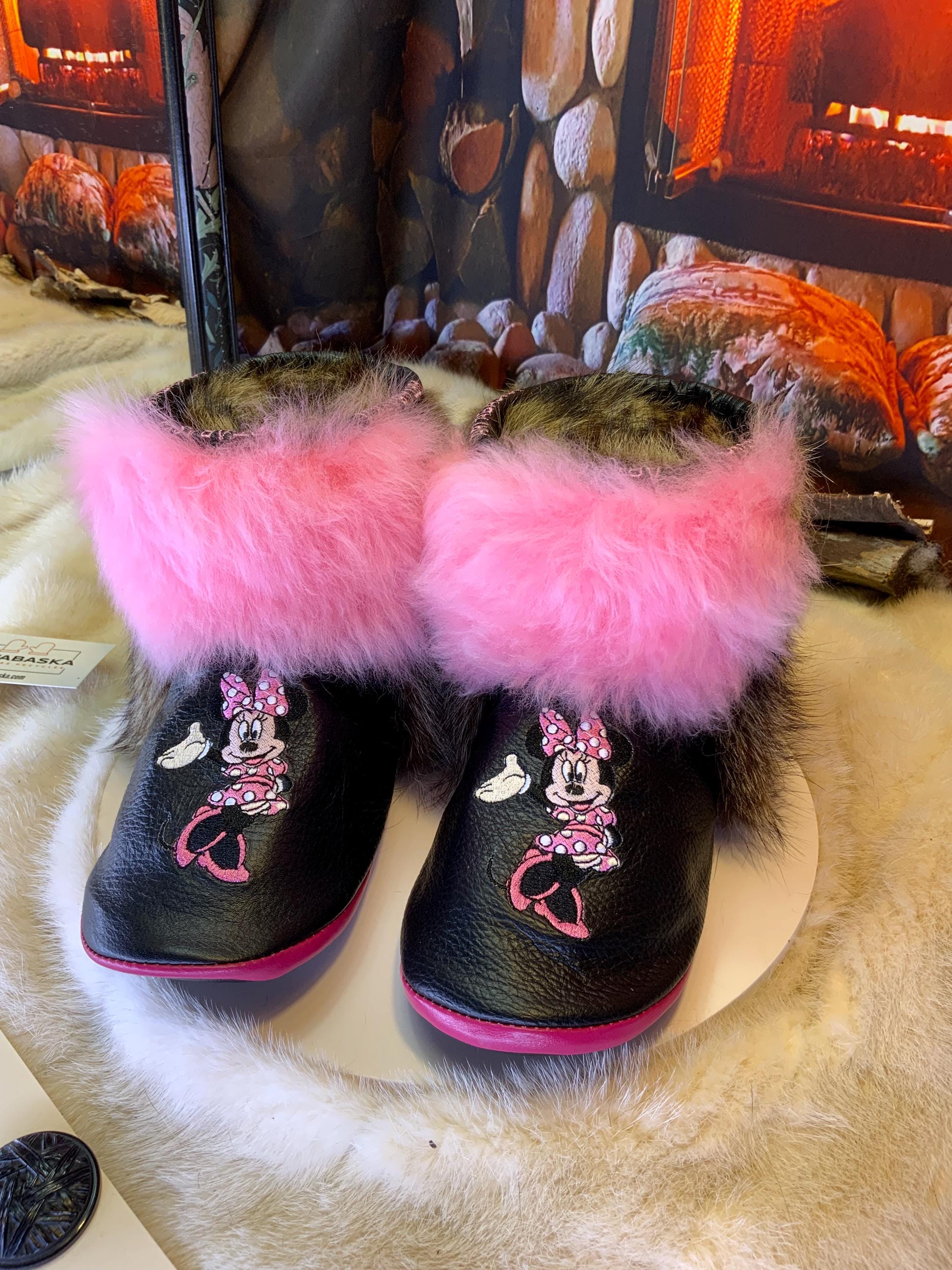 Mocassins d’intérieur Claudine – 7 femme – cuir italien brodé Minnie Mouse rose, mouton recyclé & semelle noire brodée rose, pièce unique faite à la main au Québec ✨💕