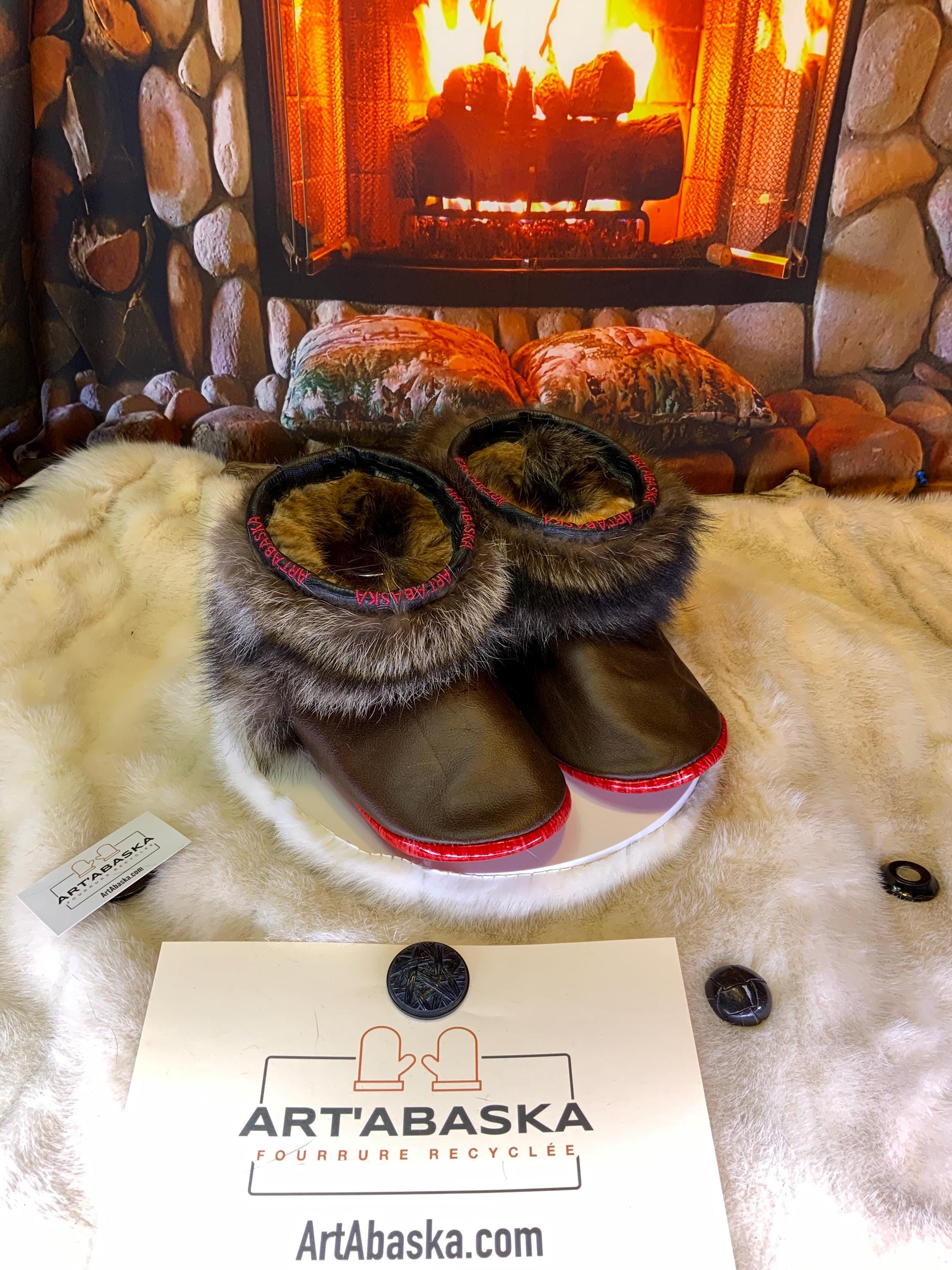 Mocassin d’intérieur homme Les Charlotte – pointure 10 – cuir italien brun chocolat & raton recyclés – fait main au Québec, pièce unique