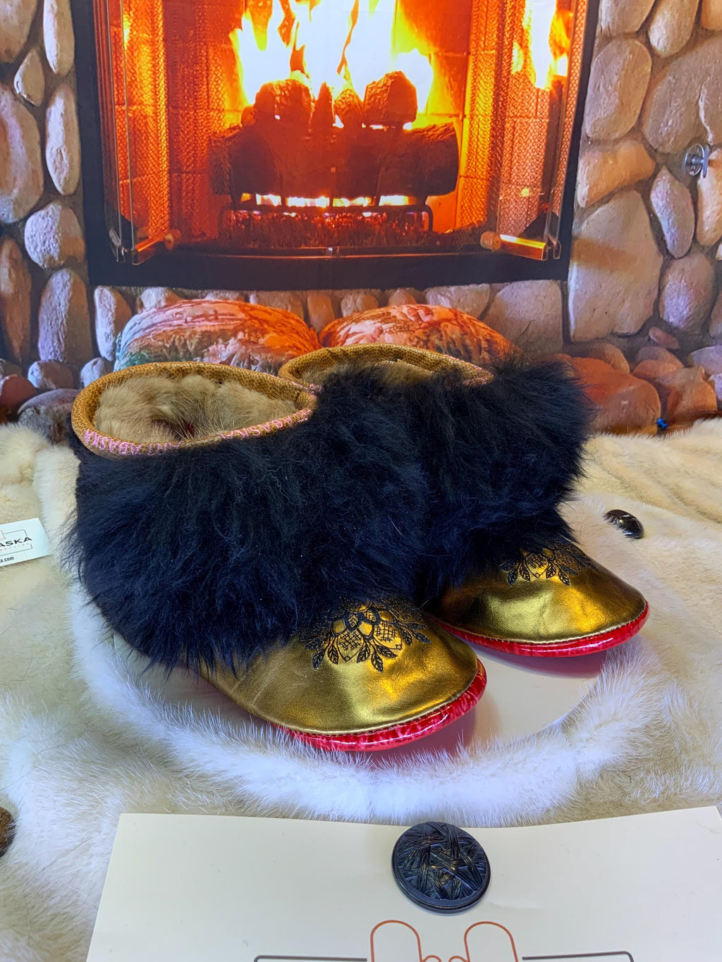 Mocassins d’intérieur Les Dorianne – 10 femme – cuir or brillant brodé mandala noir & mouton recyclé – fait à la main au Québec