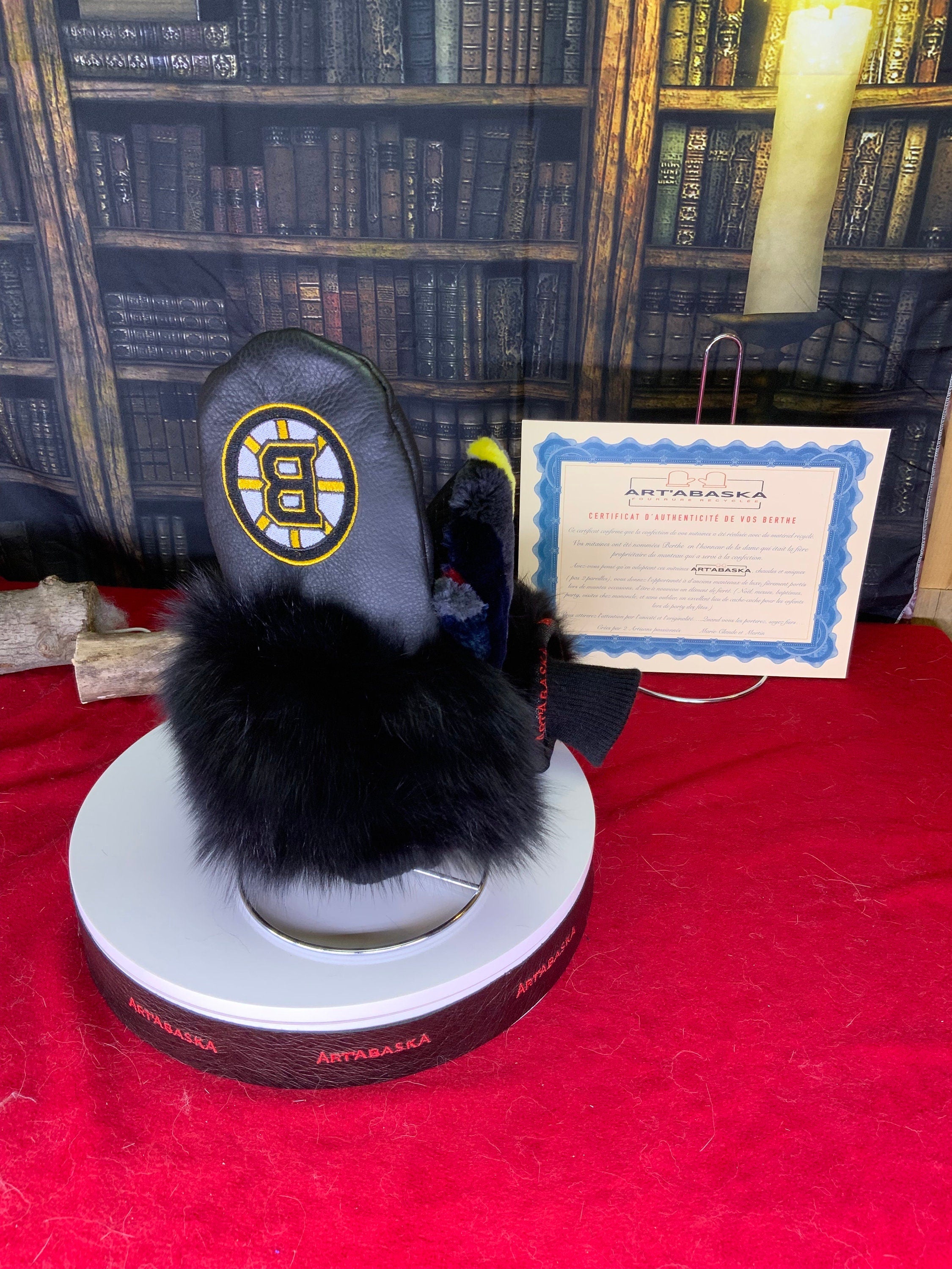 Mitaines courte en cuir et fourrure recyclés édition Bruins de Boston .  Grandeur XL. Les Berthe