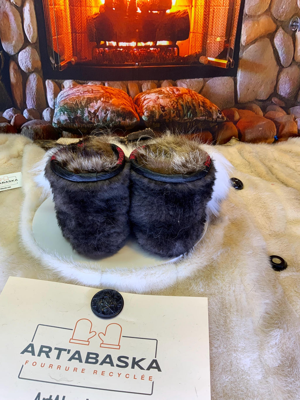 Mocassins d’intérieur Denise – 6 femme – cuir argenté recyclé brillant, semelle rouge brodée ArtAbaska bleu royal, pièce unique Québec ✨