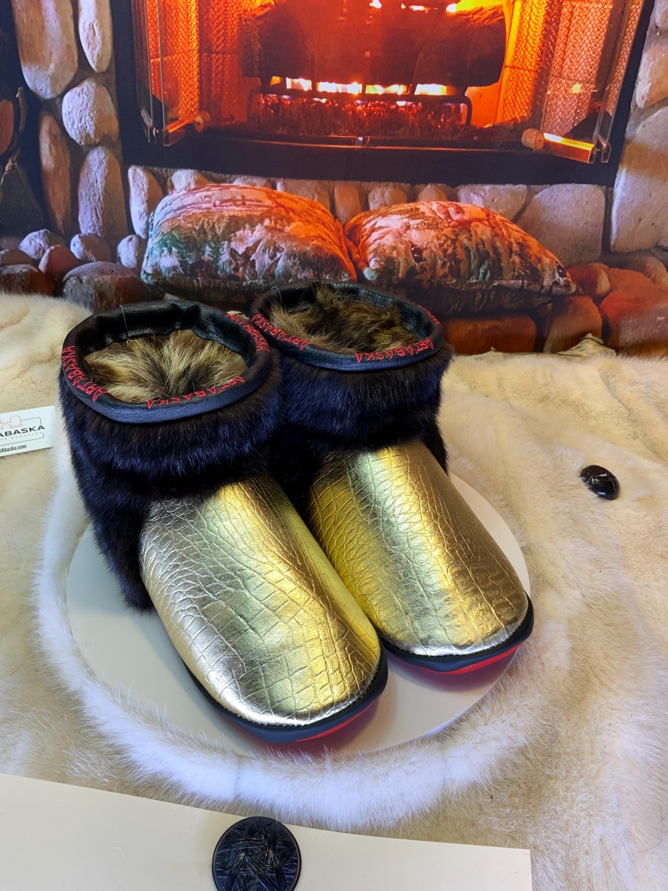 Mocassins d’intérieur Yvette 8 femme en cuir italien or imprimé crocodile et vison brun recyclé – faits à la main au Québec, respirants, confort de luxe, pièce unique ArtAbaska 💛✨