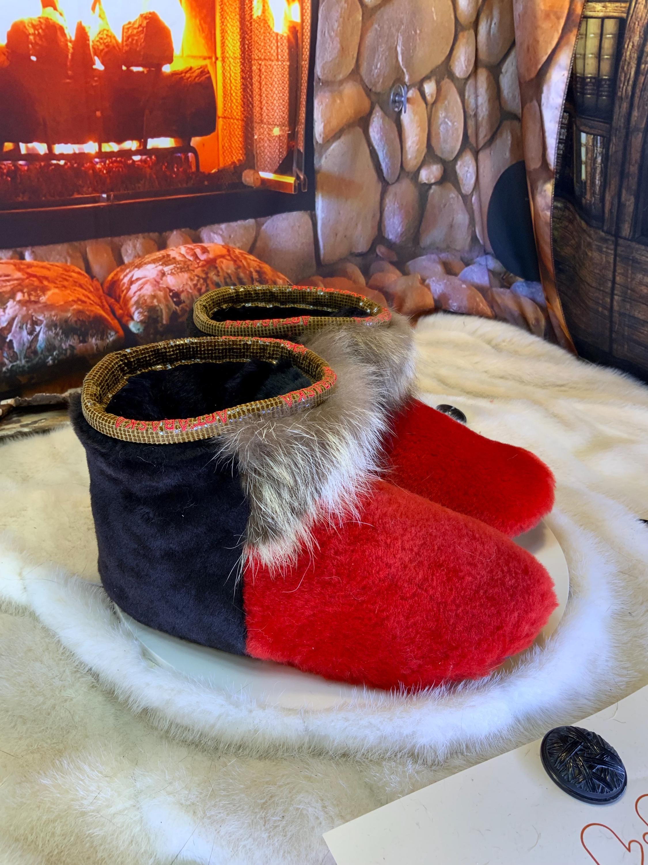 Mocassins d’intérieur Brigitte 7 femme en mouton rasé rouge vif, raton naturel recyclé et mouton rasé brun café – faits à la main au Québec, respirants, confort de luxe, pièce unique Art’Abaska ❤️‍🔥✨
