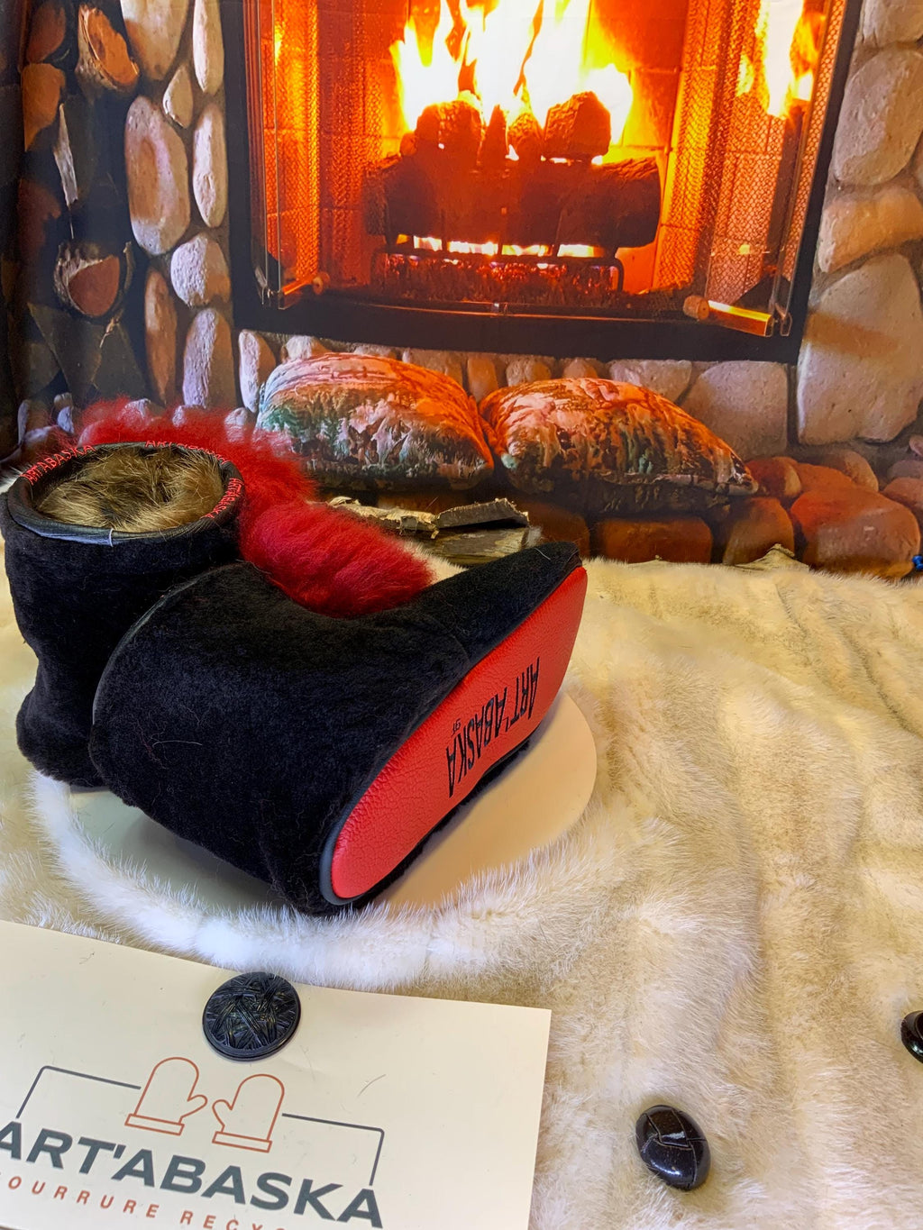 Mocassins d’intérieur Sylvie 9 femme, mouton recyclé noir et rouge vif, semelle rouge, faits à la main au Québec ❤️✨
