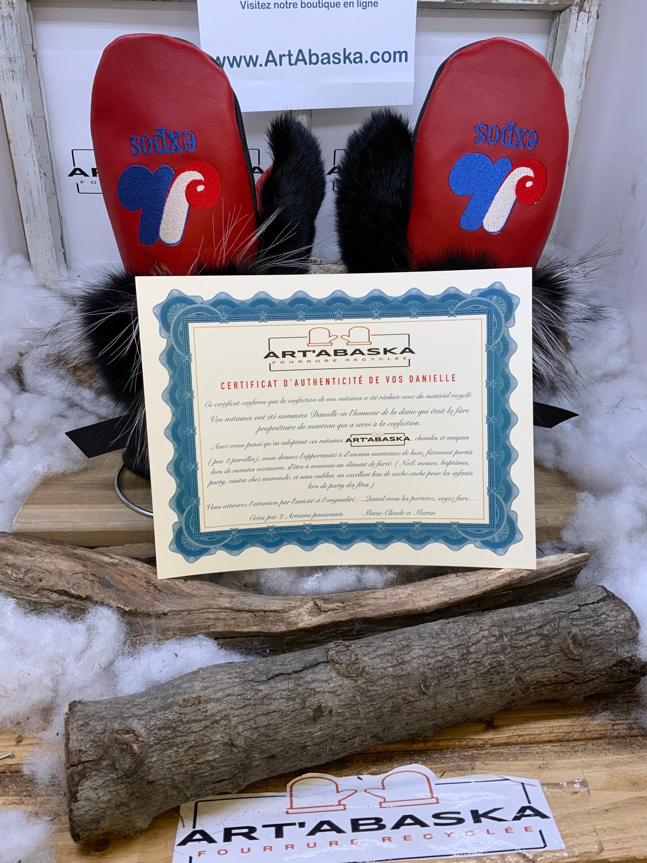 Mitaines Danielle Expos de Montréal cuir rouge et noir brodé renard patchwork recyclé fait à la main Québec artisanal unique