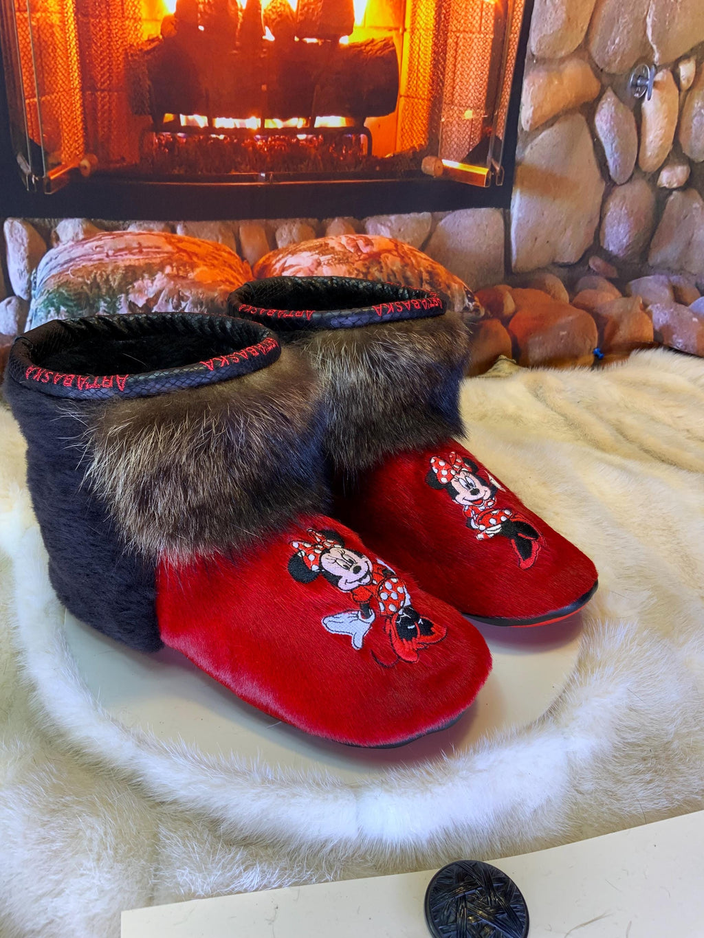 Mocassins d’intérieur Yvonne 8 femme, cuir rouge brodé Minnie Mouse, fourrure recyclée, faits à la main au Québec 🎀✨