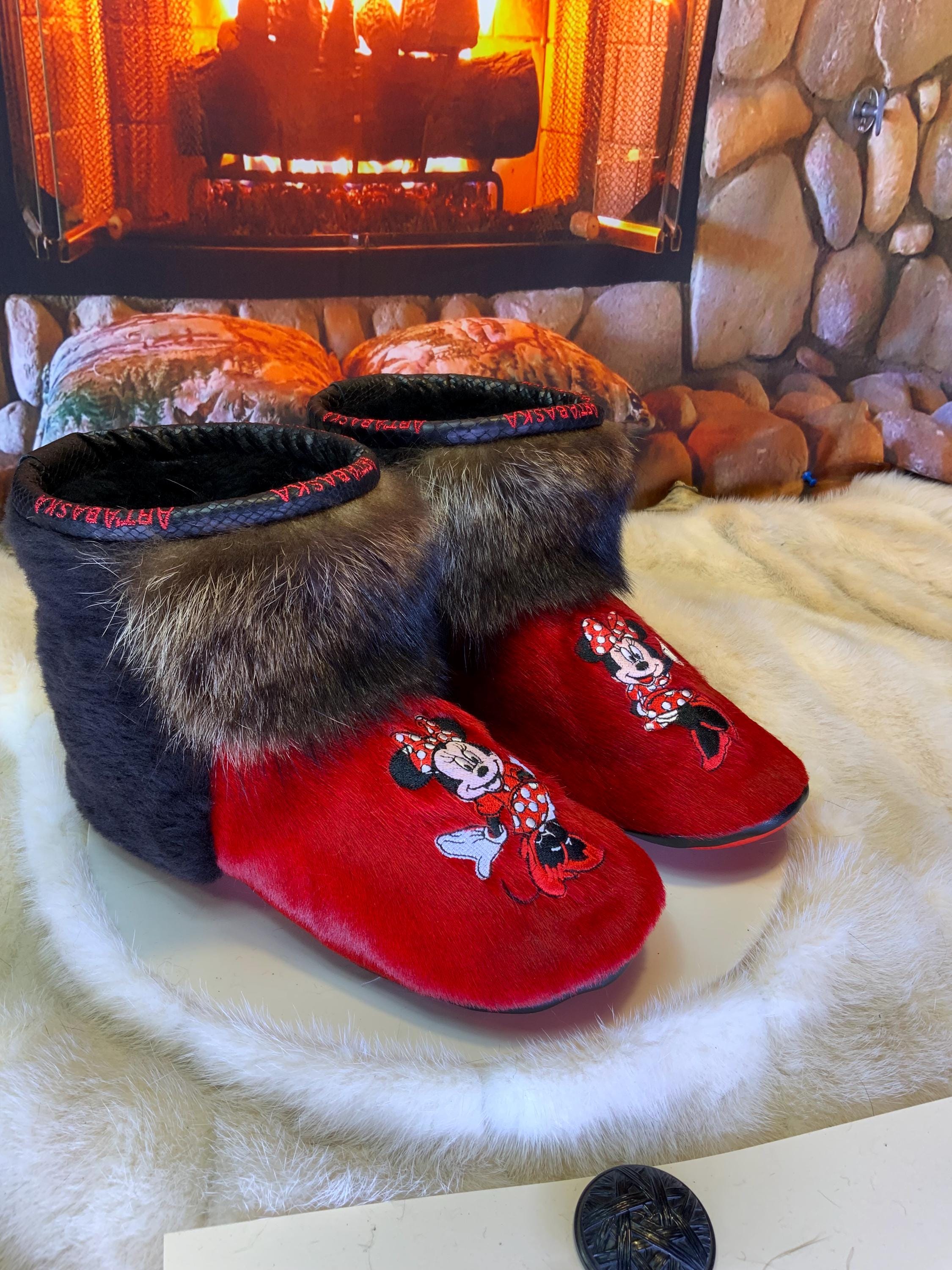 Mocassins d’intérieur Yvonne 8 femme, cuir rouge brodé Minnie Mouse, fourrure recyclée, faits à la main au Québec 🎀✨