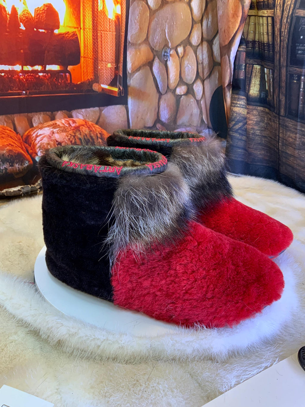 Mocassins d’intérieur Mireille – 7 femme – édition toute fourrure en mouton rouge, mouton brun & raton recyclés, semelle rouge, faits à la main au Québec ✨❤️🌸