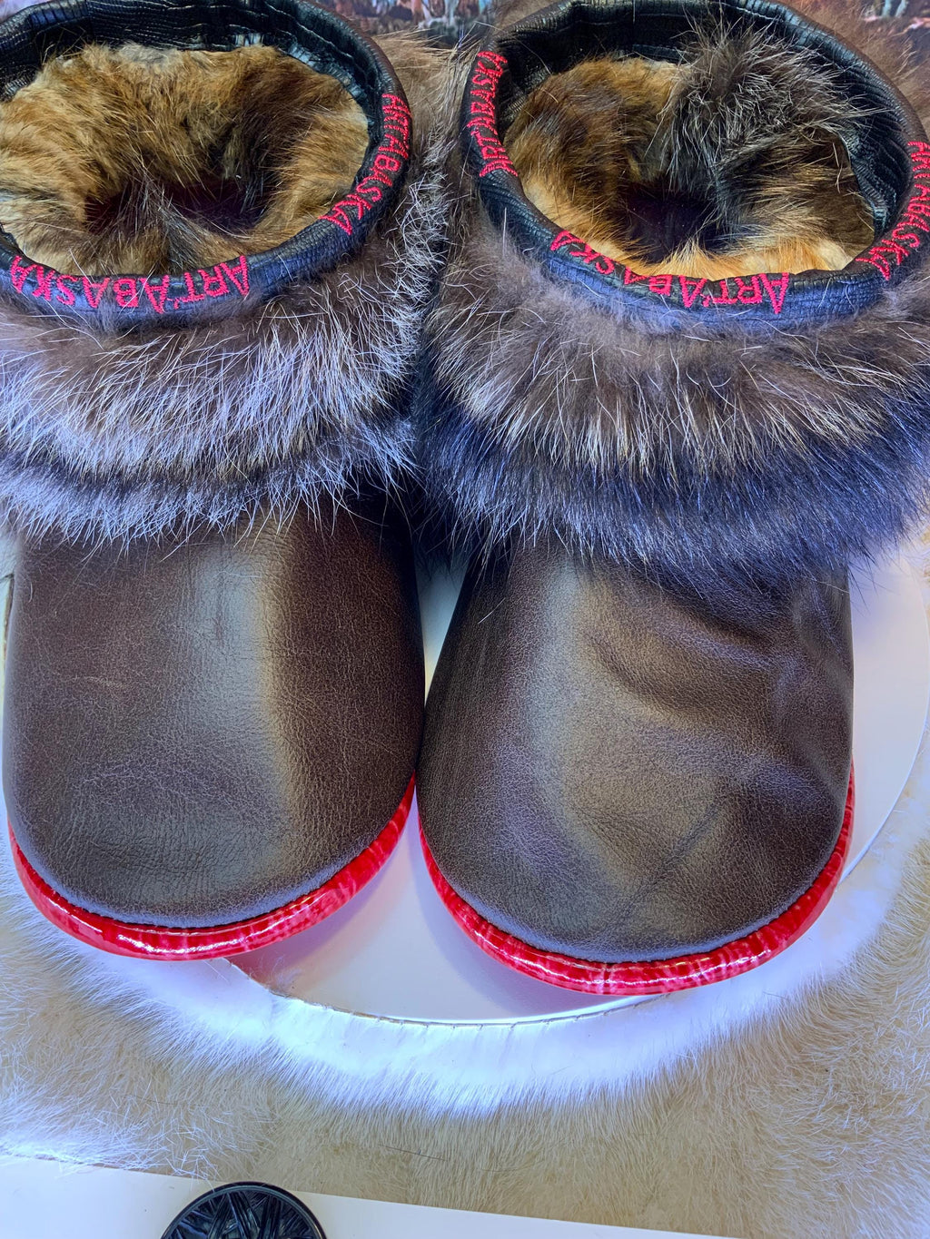 Mocassin d’intérieur homme Les Charlotte – pointure 10 – cuir italien brun chocolat & raton recyclés – fait main au Québec, pièce unique