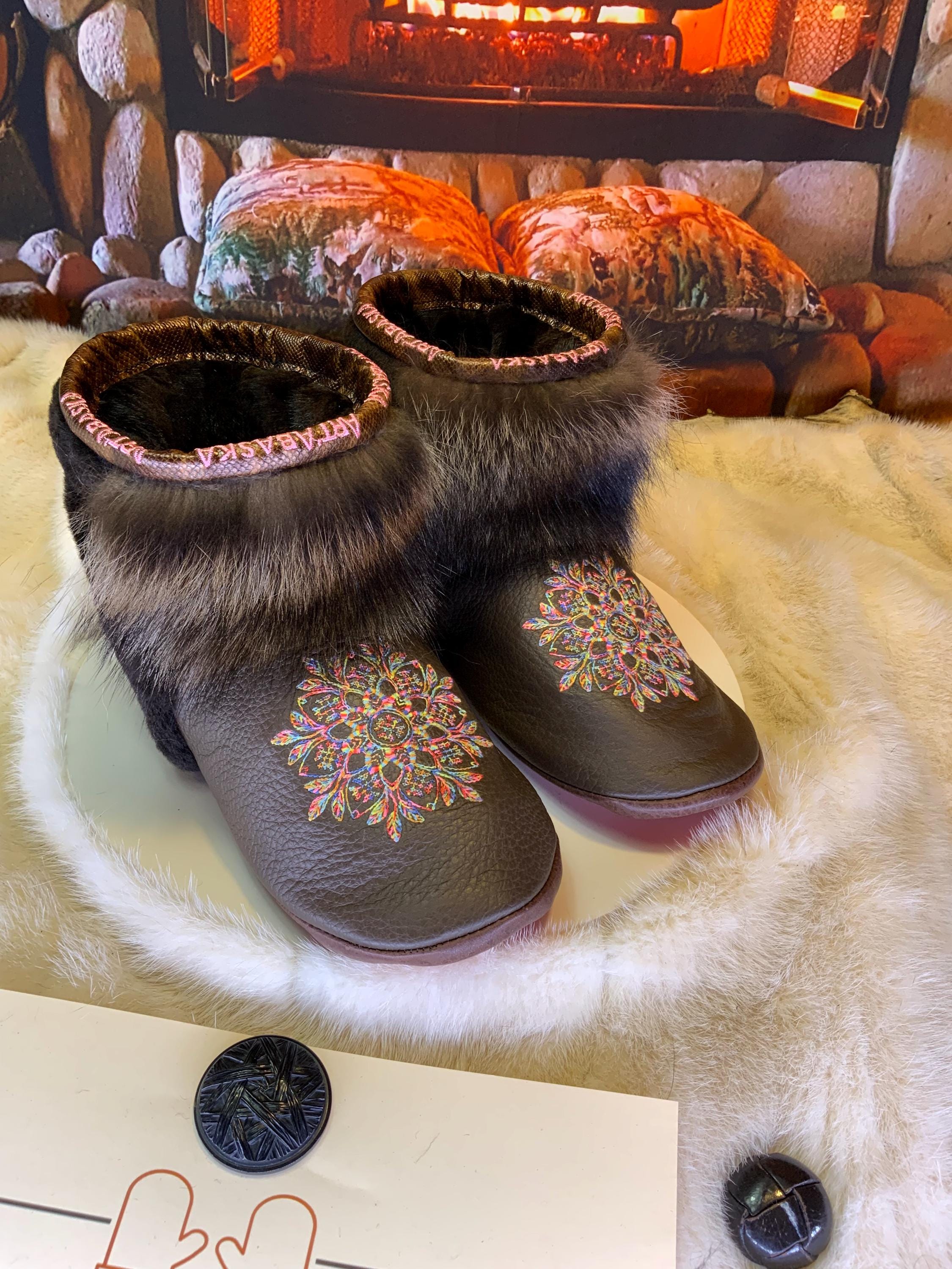 Mocassins d’intérieur Sylvianne – 8 femme – cuir brun chocolat brodé mandala multicolore, fourrure recyclée & semelle rouge, pièce unique faite à la main au Québec ✨🤎