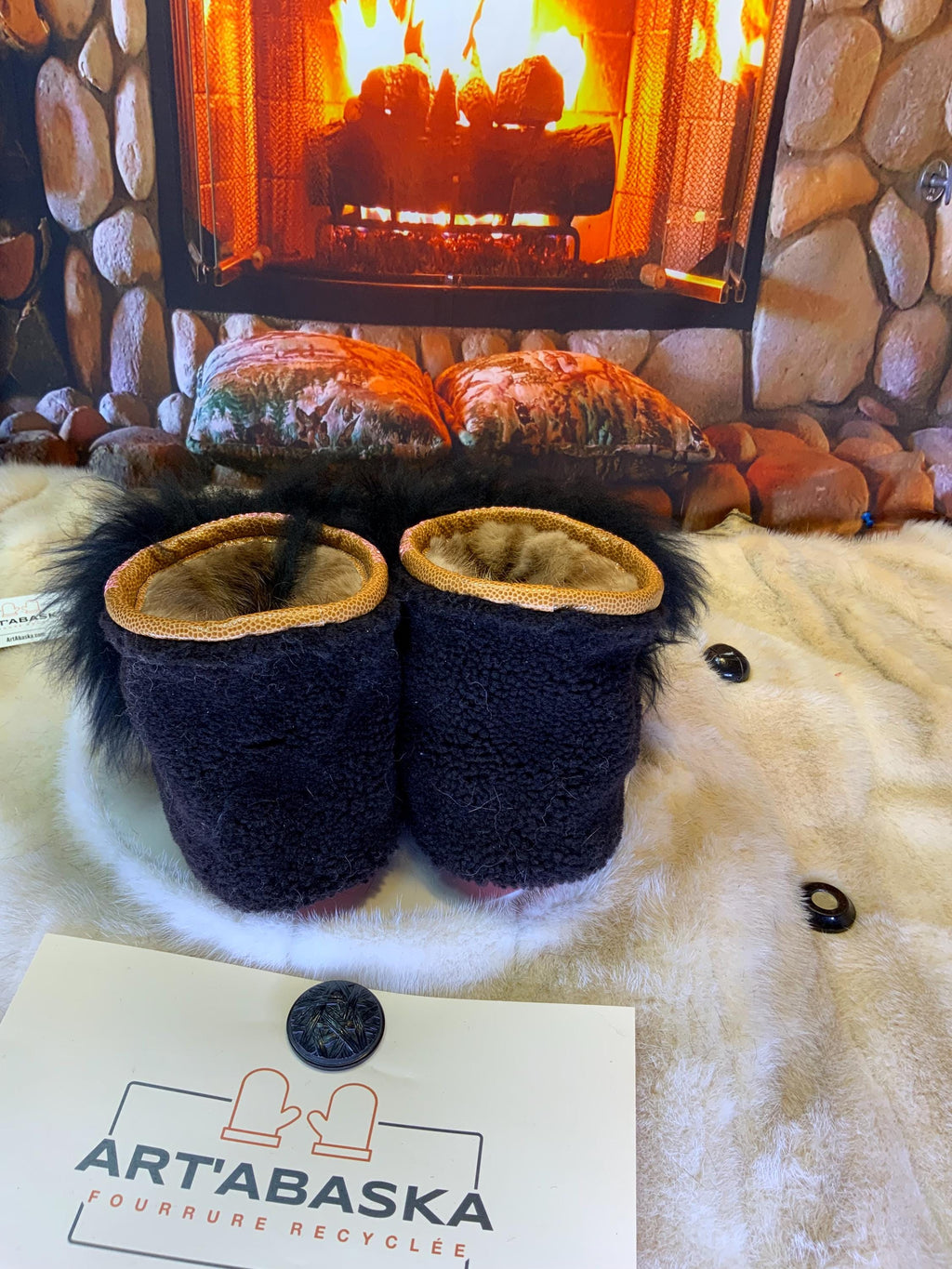 Mocassins d’intérieur Les Dorianne – 10 femme – cuir or brillant brodé mandala noir & mouton recyclé – fait à la main au Québec