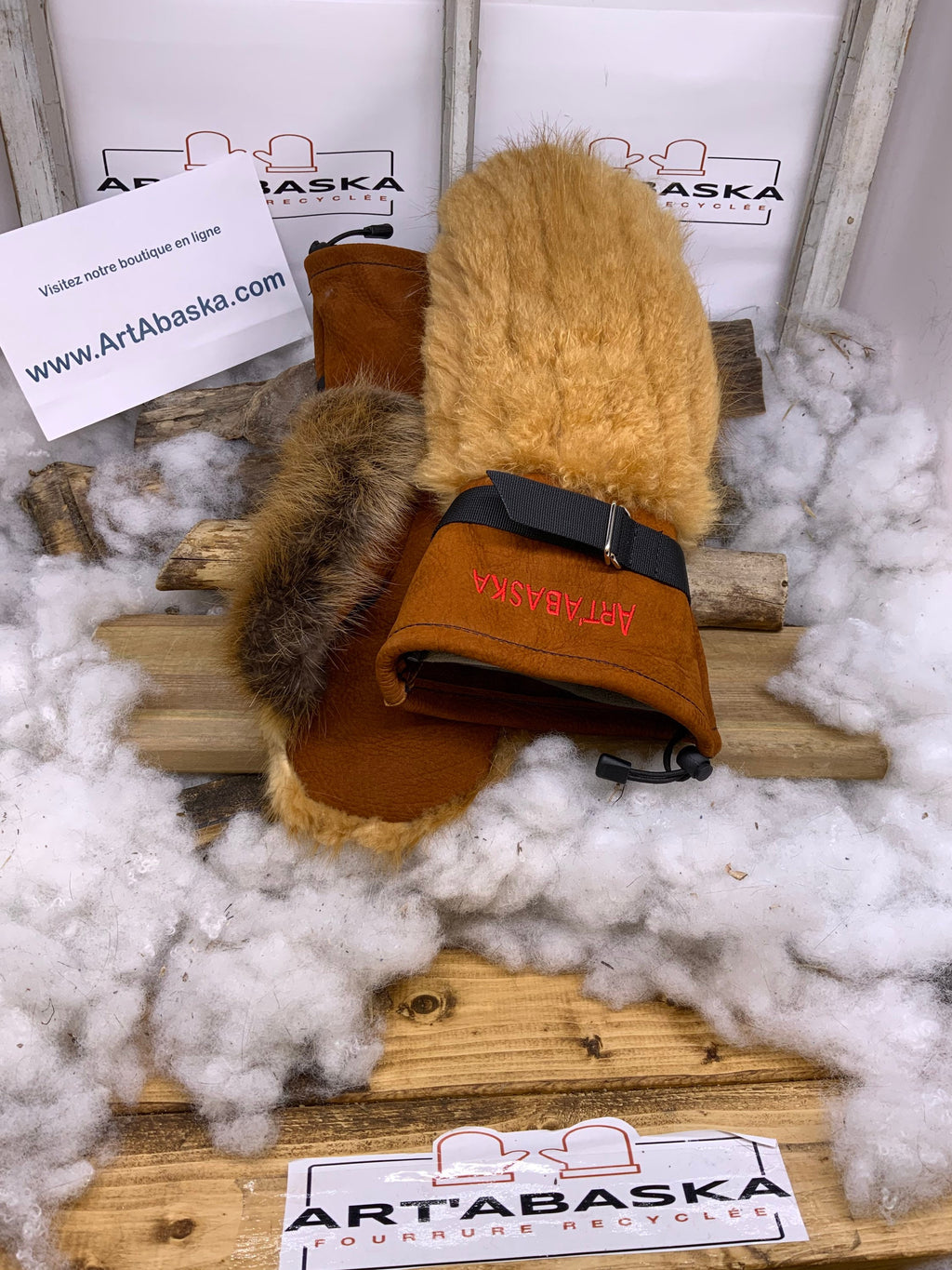 Mitaines Léontine XL – Castor remodelé & naturel, cuir brun-rouille suède, logo brodé rouge, fait à la main, pièce unique Québec