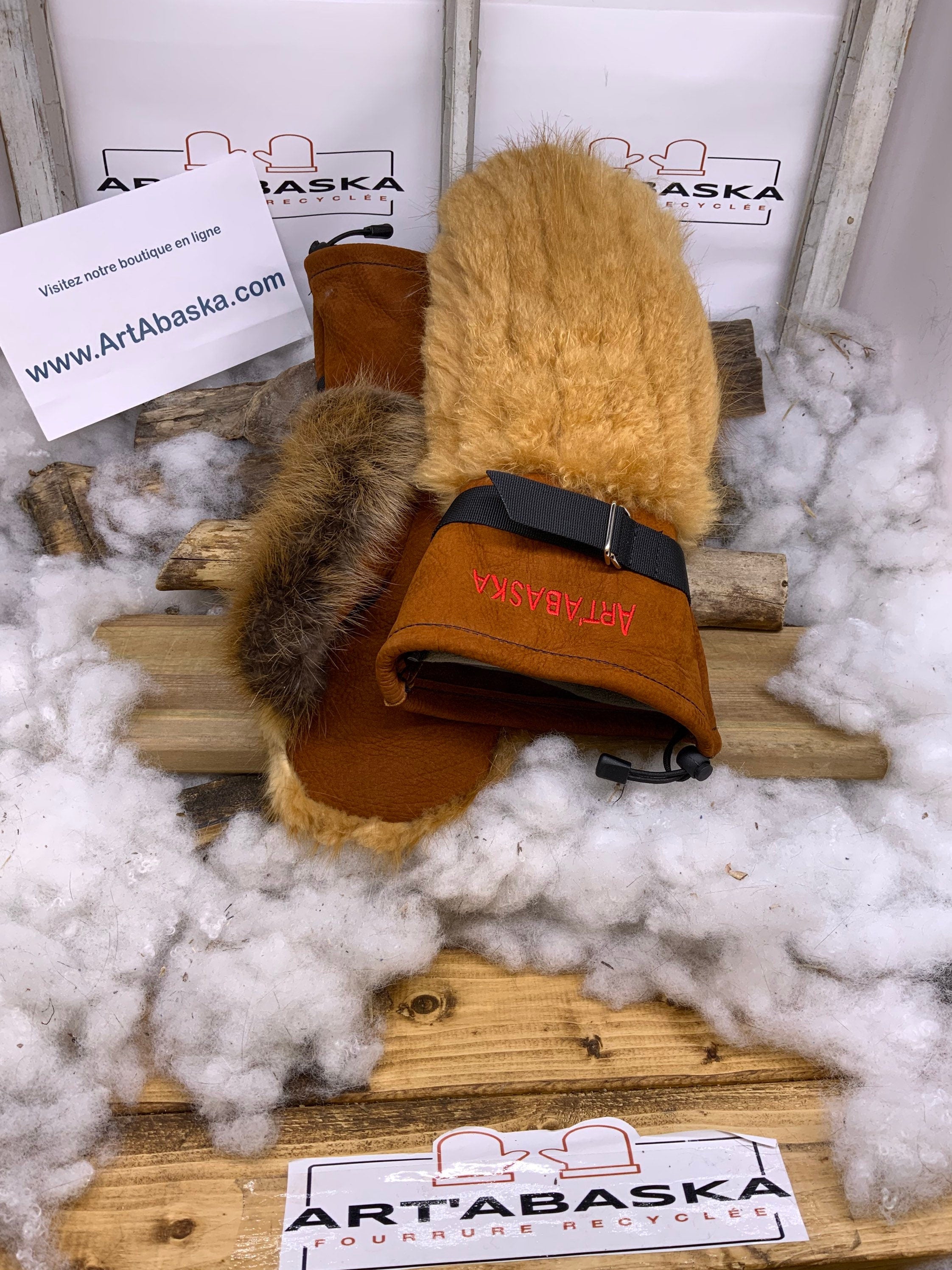 Mitaines Léontine XL – Castor remodelé & naturel, cuir brun-rouille suède, logo brodé rouge, fait à la main, pièce unique Québec