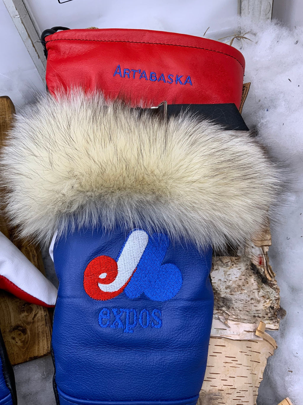 Mitaines Augustine Large cuir recyclé bleu blanc rouge édition spéciale Expos broderie artisanale fait main Québec pièce unique