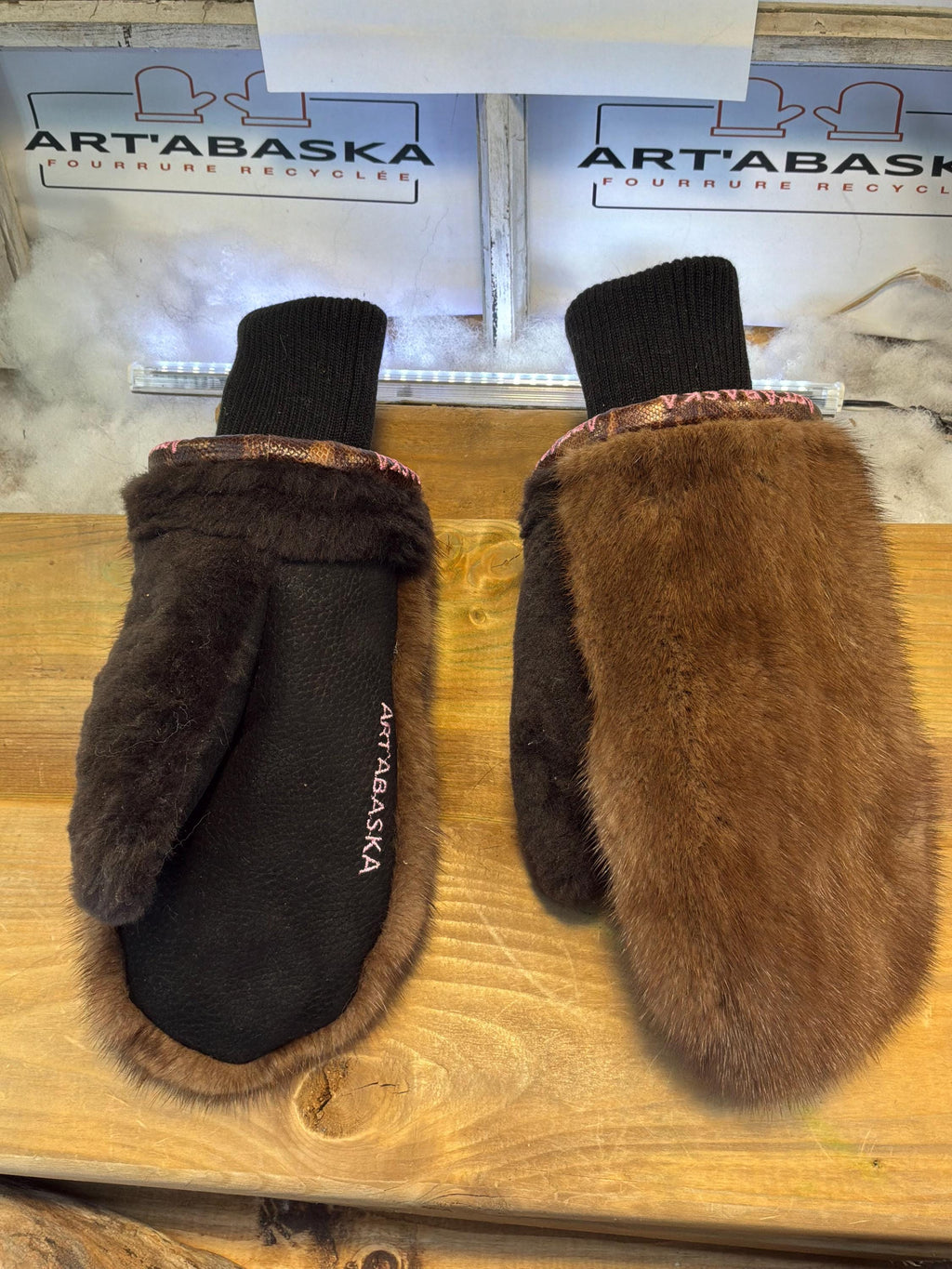 Mitaines de ville Medium Gisèle en fourrure recyclée – Faites à la main au Québec – Légères, élégantes, confort urbain – ArtAbaska