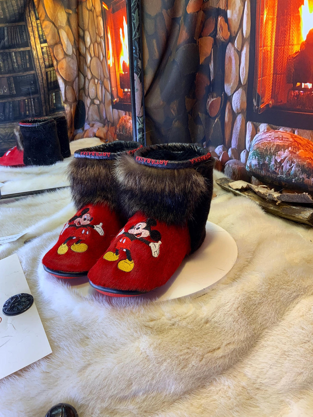 Mocassins d’intérieur Olivette 8 femme, cuir rouge brodé Mickey Mouse, fourrure recyclée, faits à la main au Québec 🐭✨