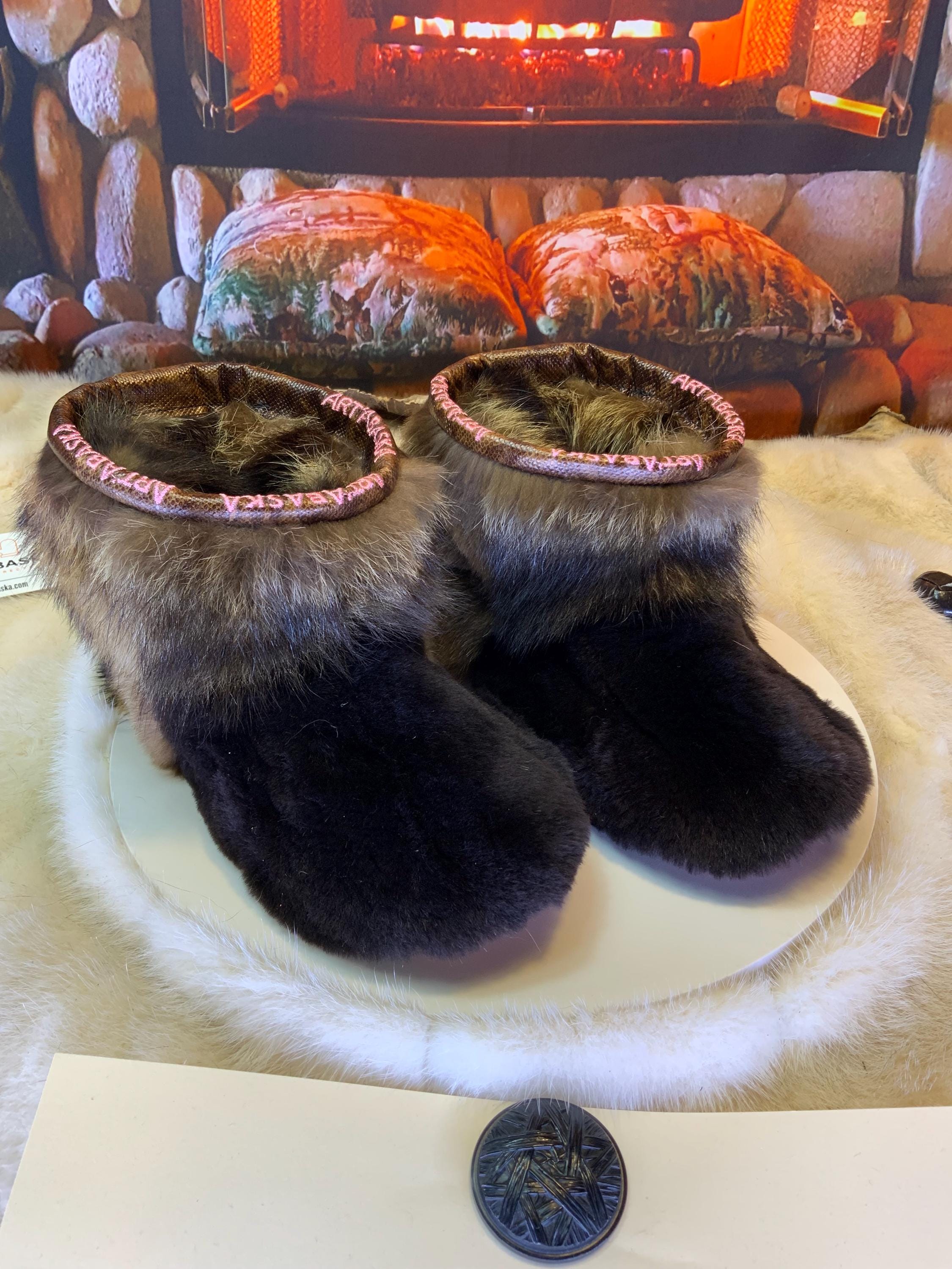 Mocassins d’intérieur Alice – 5 femme – édition toute fourrure en castor rasé & raton recyclés, semelle brun orangé, faits à la main au Québec ✨🤎