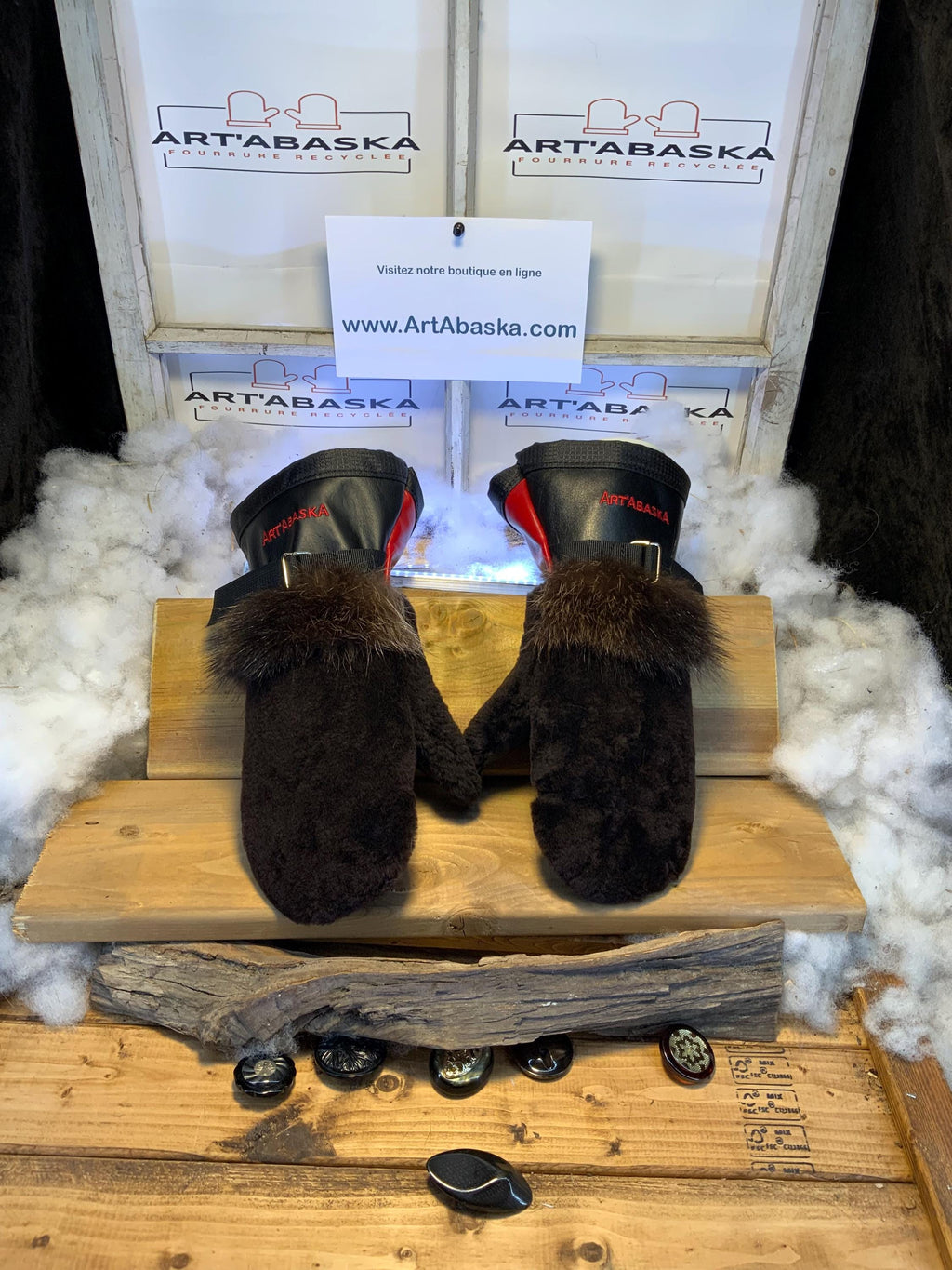 Mitaines Les Cécile – Medium, mouton rasé brun café, raton recyclé, cuir italien noir et rouge, fait à la main, Québec