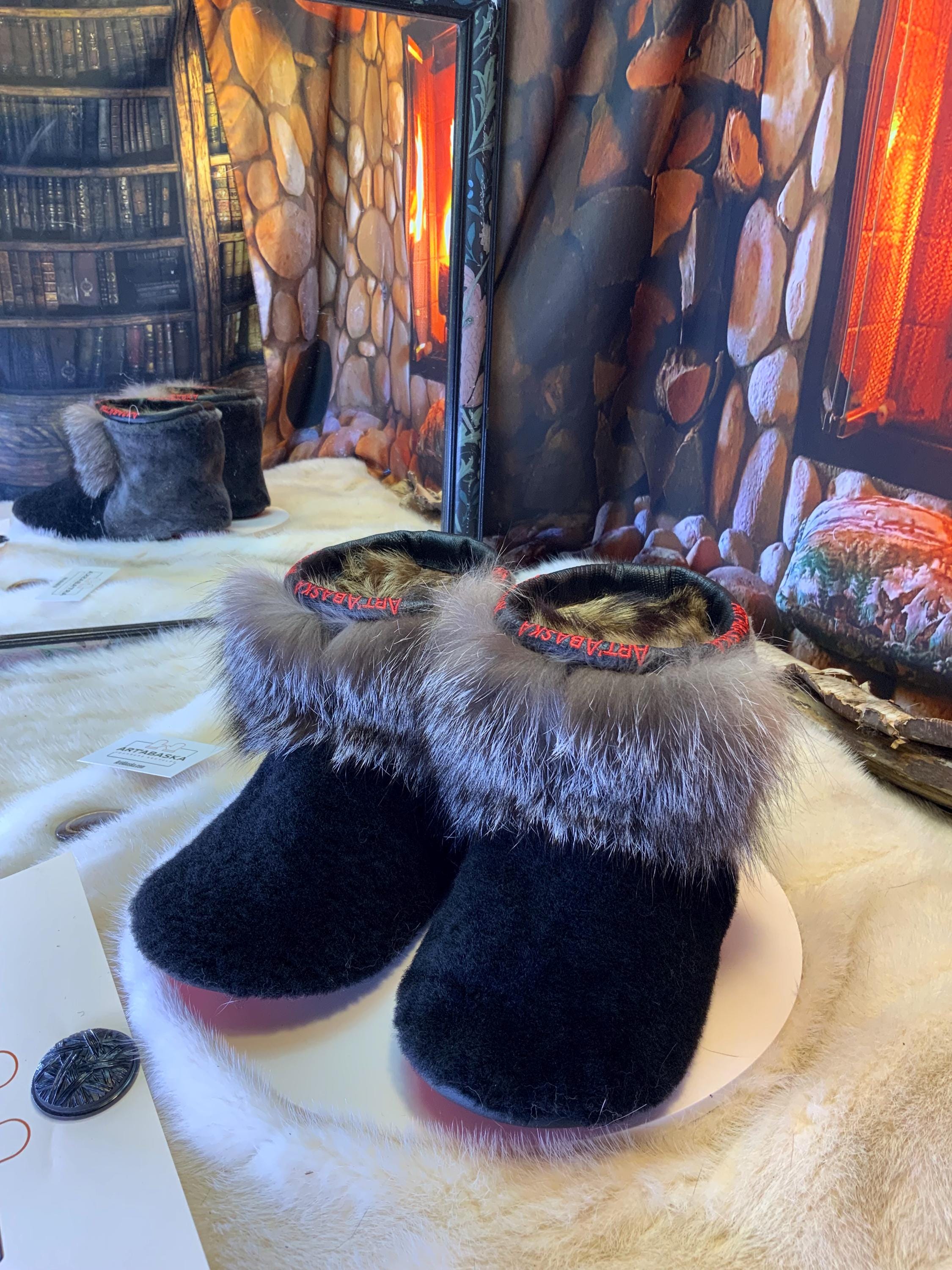 Mocassins d’intérieur Cécile 7 femme, tout fourrure recyclée mouton noir & renard cristal, faits à la main au Québec ✨🖤🤍