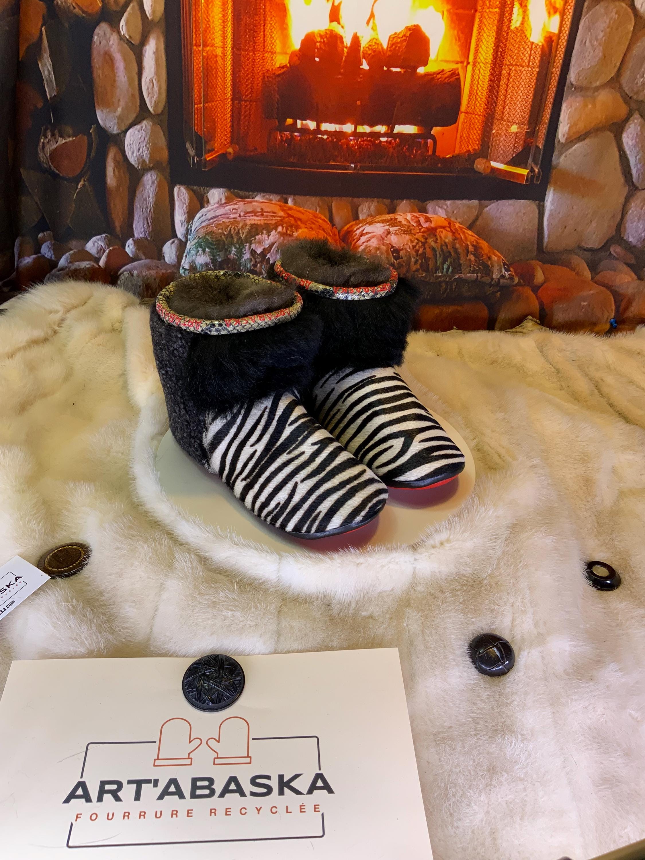 Mocassins d’intérieur Rita 6 femme, cuir recyclé imprimé zèbre, mouton noir et blanc, faits à la main au Québec 🦓✨