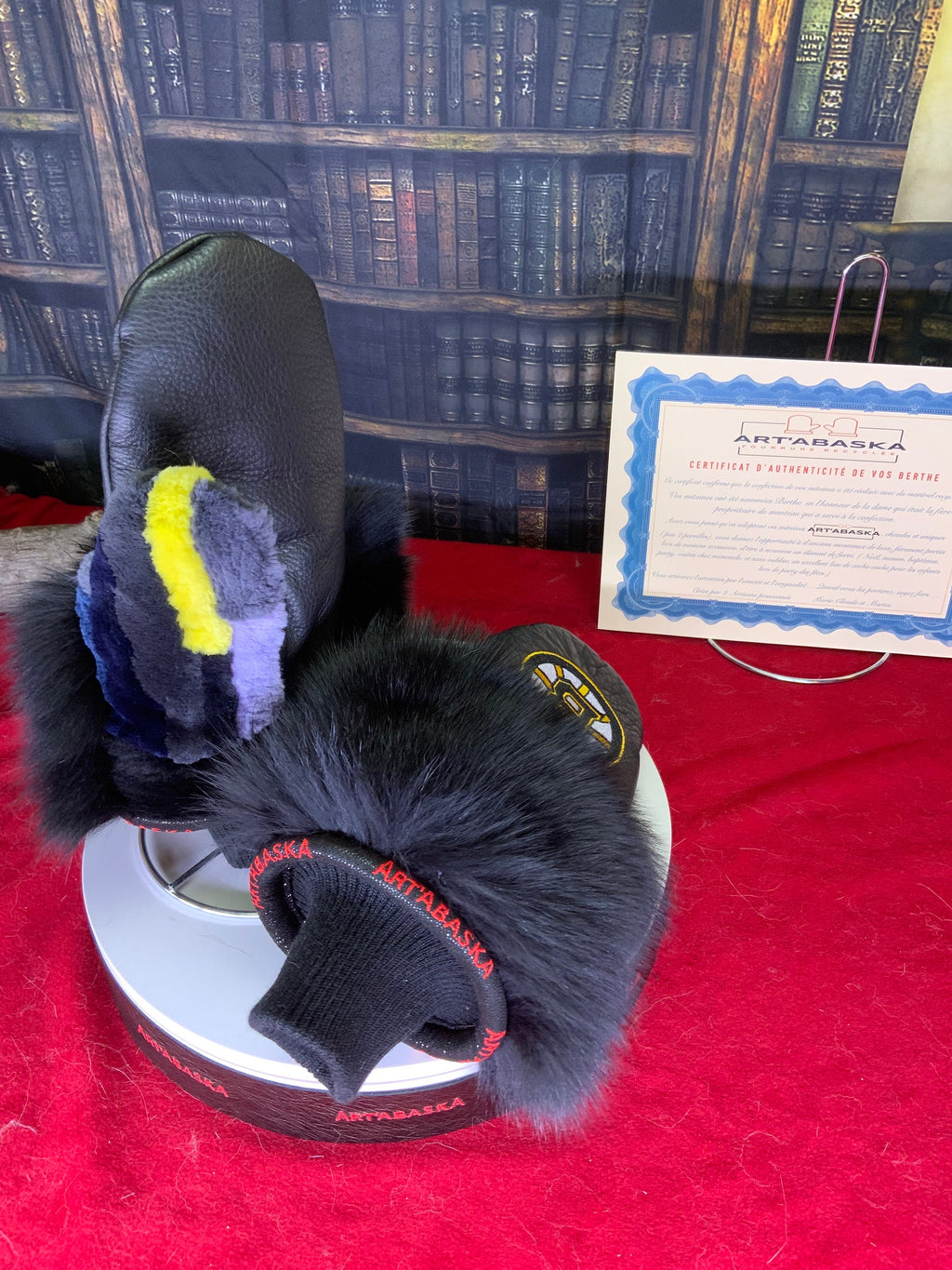 Mitaines courte en cuir et fourrure recyclés édition Bruins de Boston .  Grandeur XL. Les Berthe