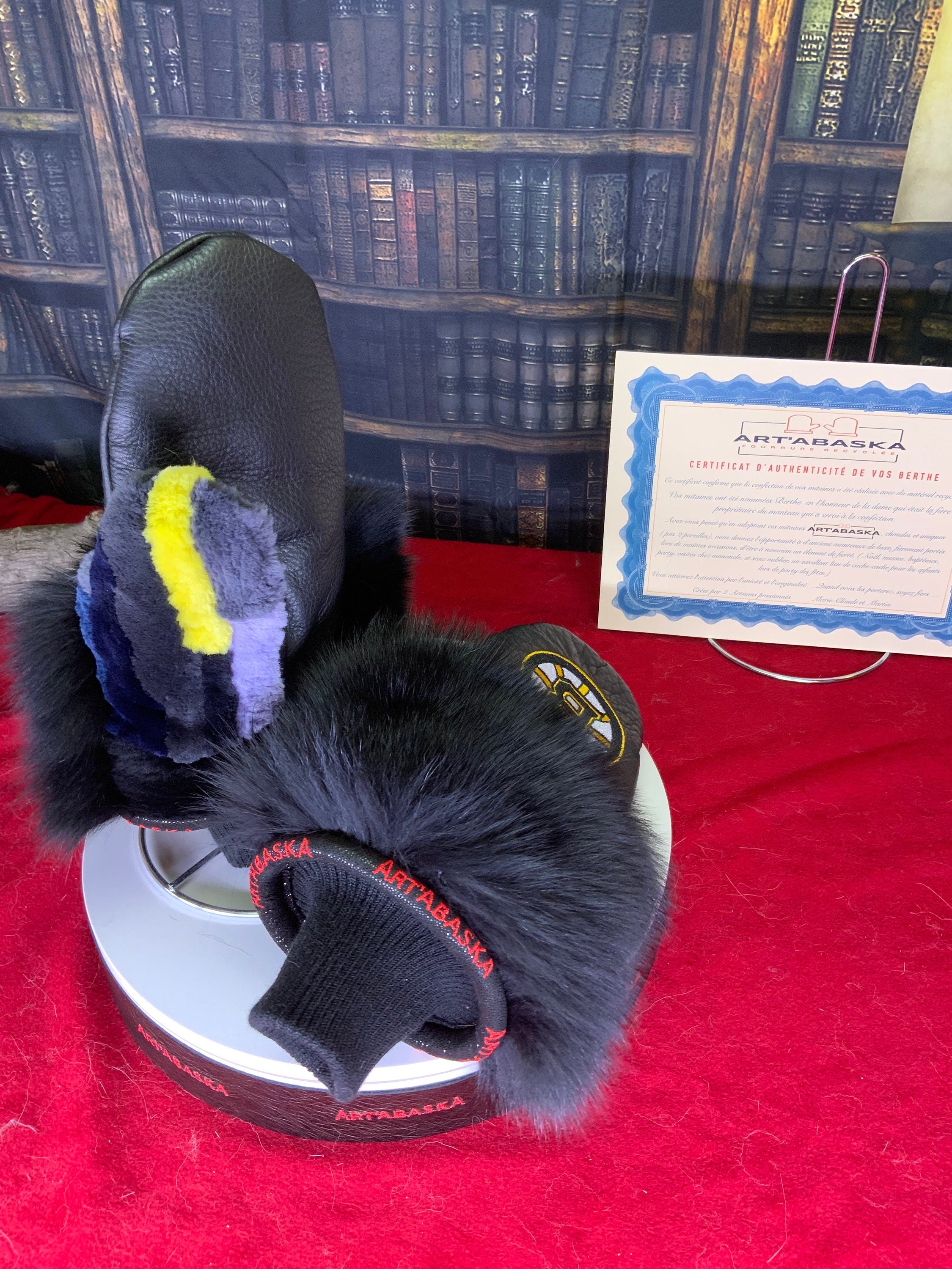 Mitaines courte en cuir et fourrure recyclés édition Bruins de Boston .  Grandeur XL. Les Berthe