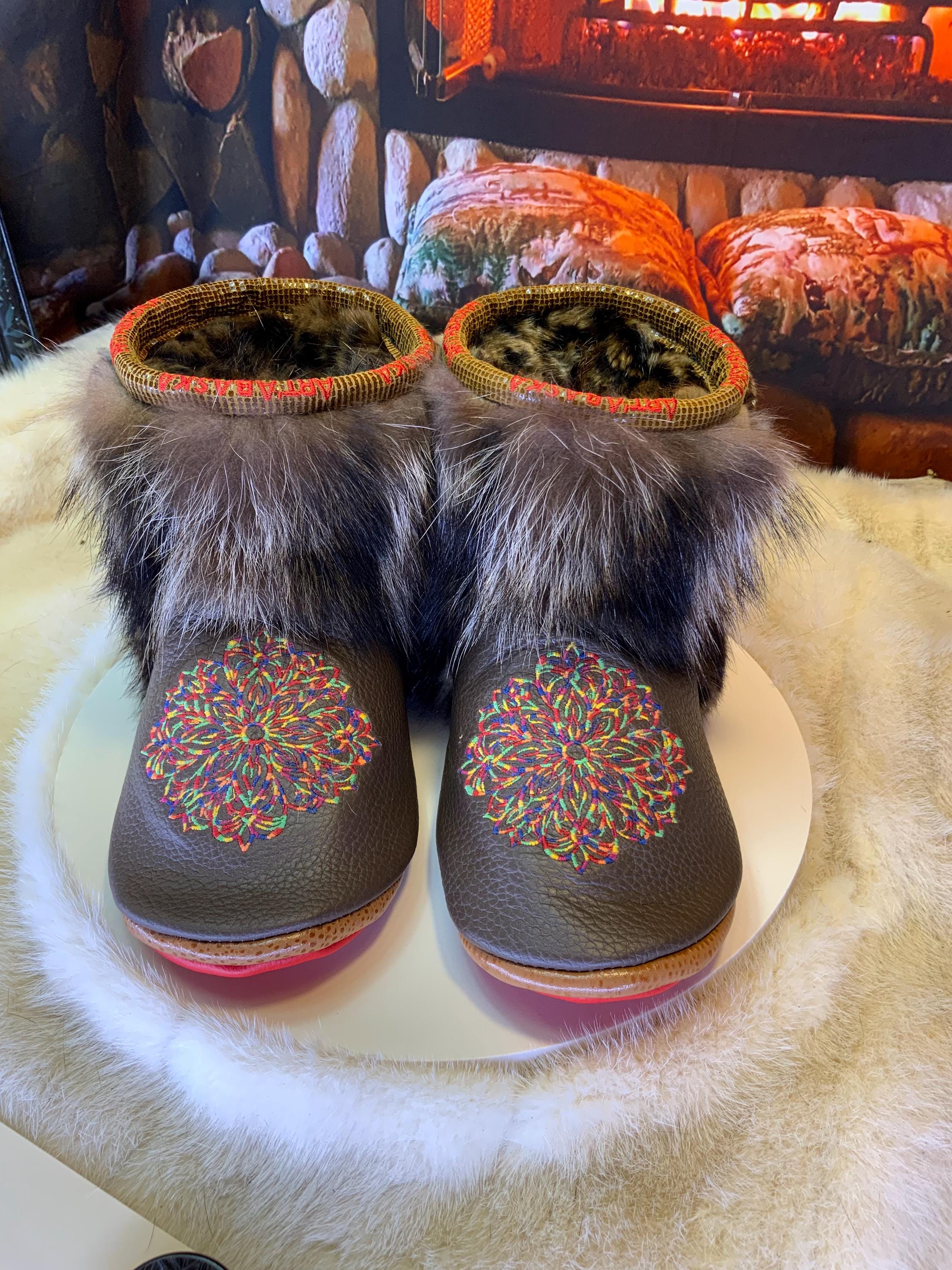Mocassins d’intérieur Nicole – 8 femme – cuir italien brodé mandala multicolore, raton & vison recyclés, semelle rouge, faits à la main au Québec ✨🌸❤️