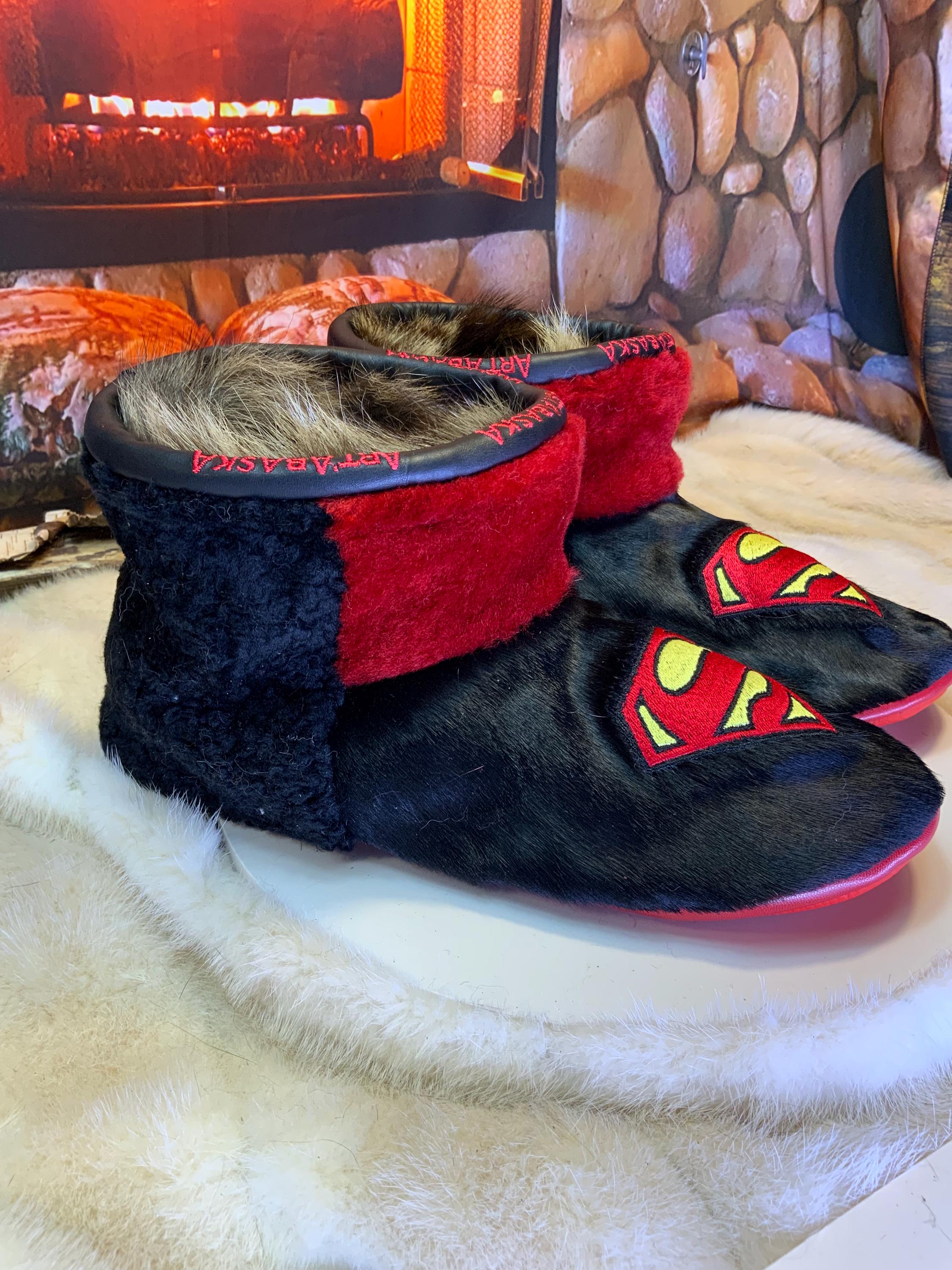 Mocassin d’intérieur Les Gemma – pointure 10 homme – édition Superman – cuir & fourrure recyclée – fait à la main au Québec, pièce unique