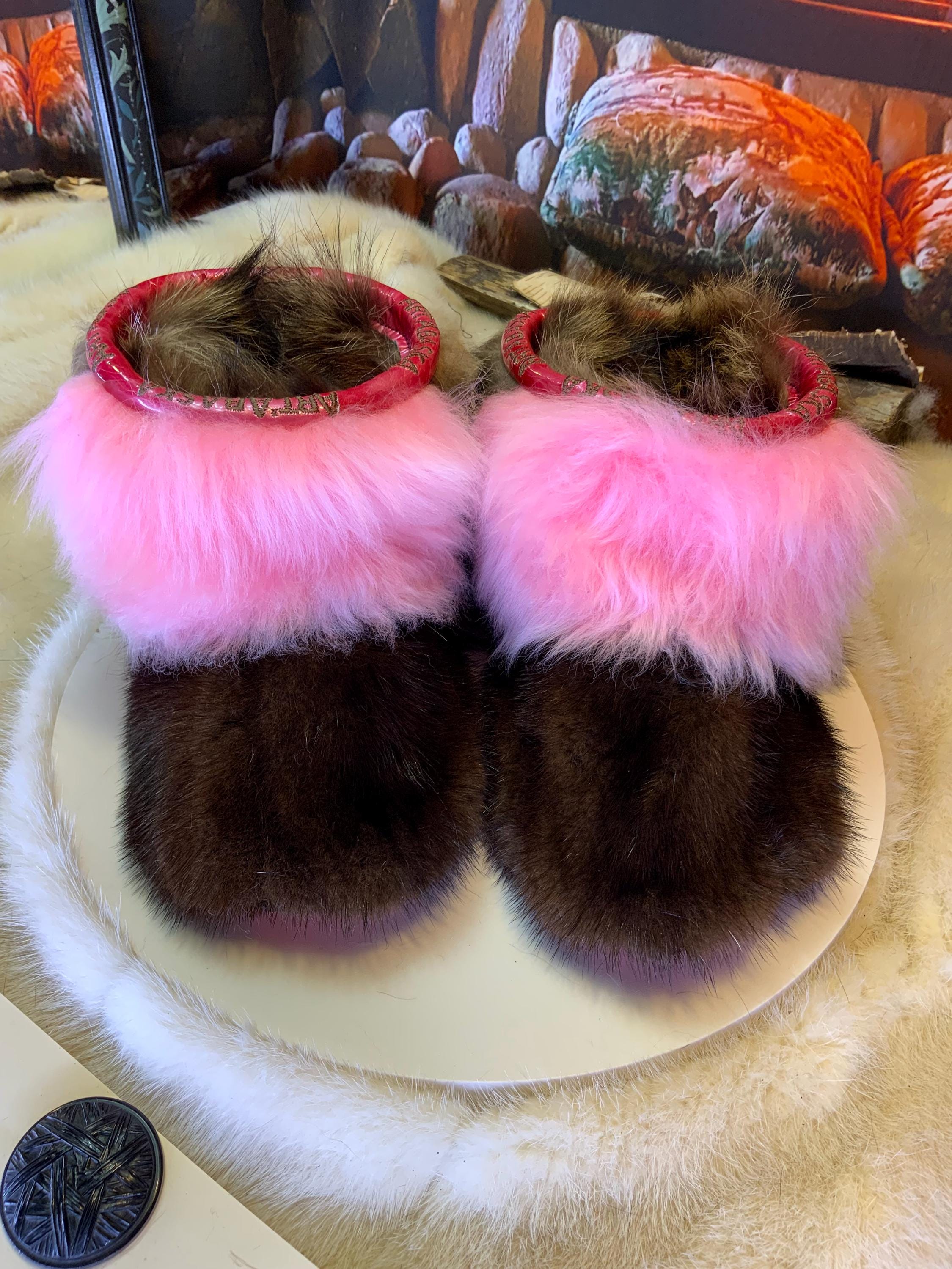 Mocassins d’intérieur Aline – 5 femme – semelle rouge brodée blanc ArtAbaska, édition toute fourrure unique avec touche féminine rose ✨💗❤️
