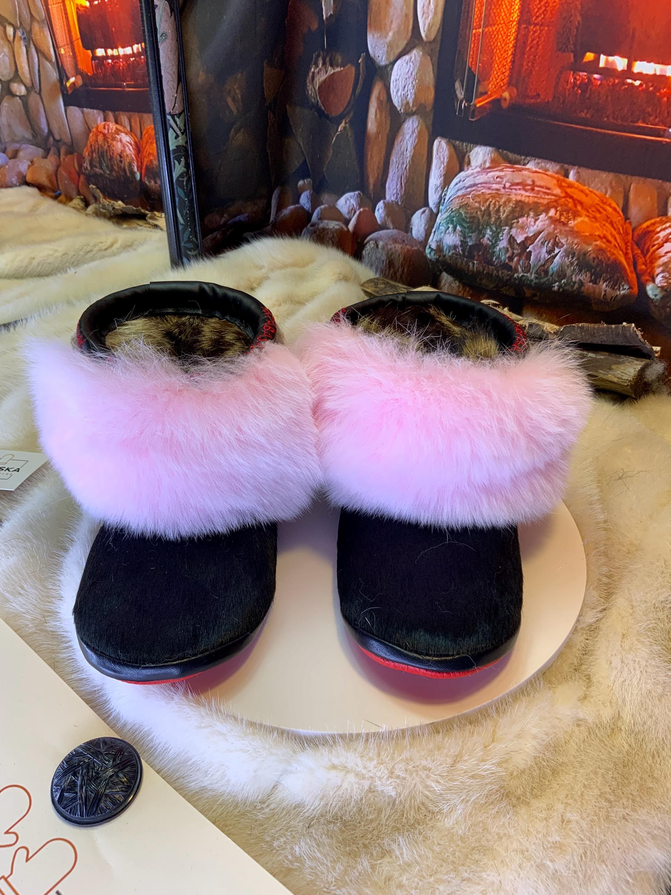 Mocassins d’intérieur Jacqueline – 6 femme – cuir de vache noire recyclée, renard rose rare & mouton charcoal, semelle rouge, faits à la main au Québec ✨🖤💗❤️