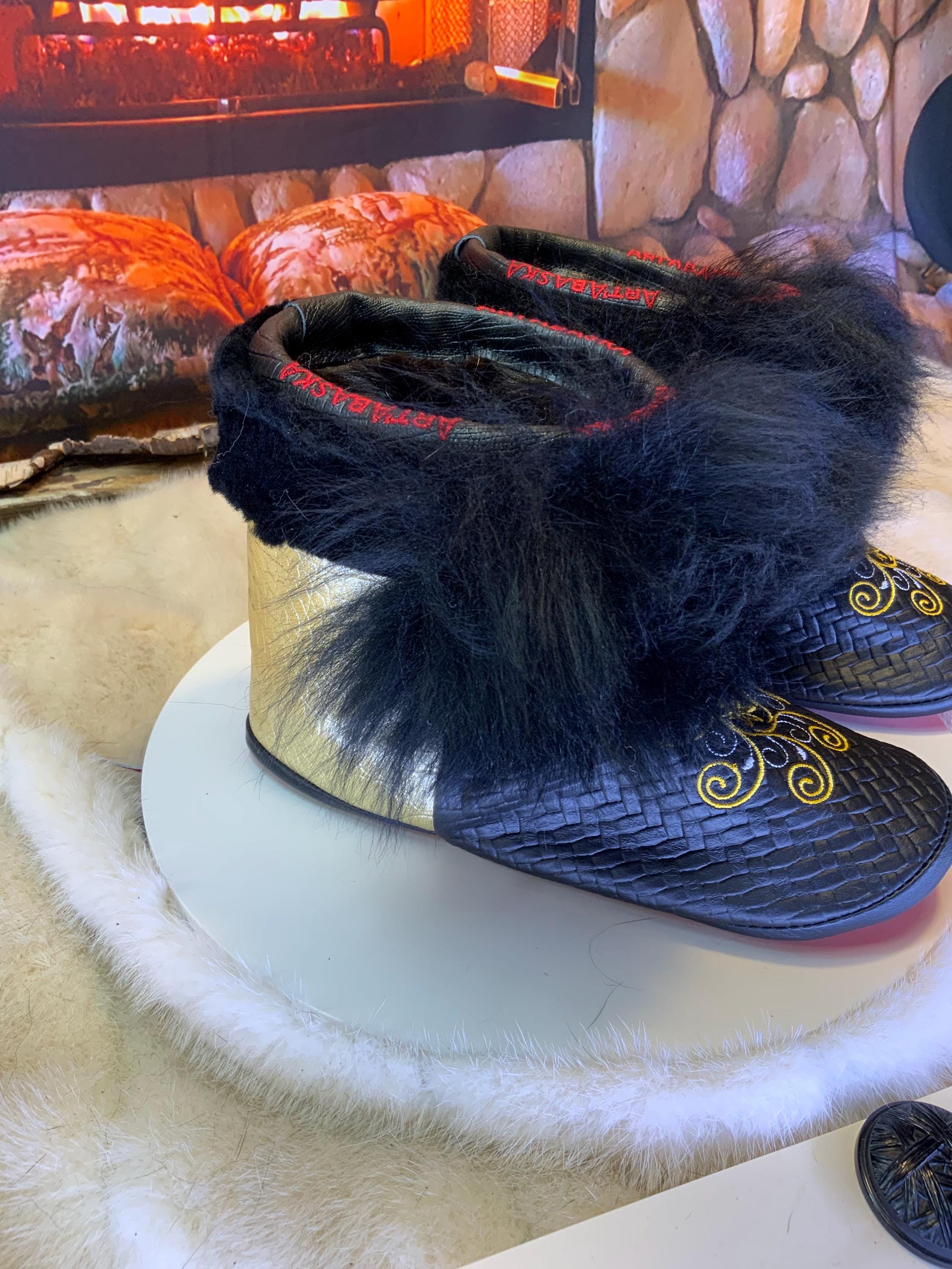 Mocassins d’intérieur Marjolaine – 6 femme – cuir italien chevron brodé mandala jaune or et blanc, arrière cuir or imprimé crocodile, semelle rouge ✨💛❤️