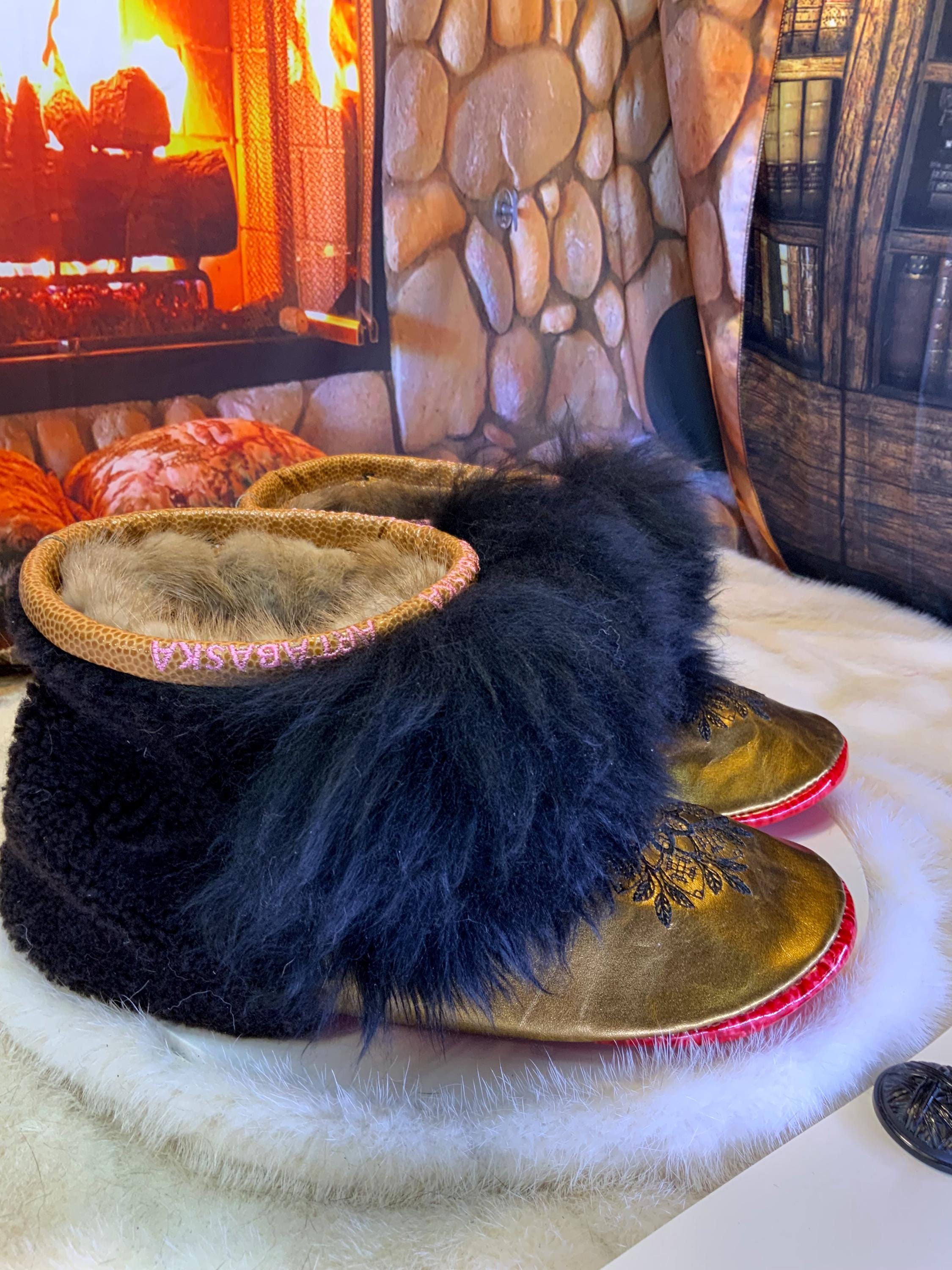 Mocassins d’intérieur Les Dorianne – 10 femme – cuir or brillant brodé mandala noir & mouton recyclé – fait à la main au Québec