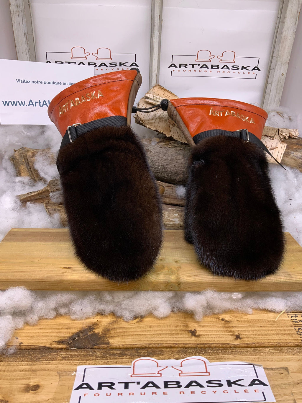 Mitaines Les Claudie – Médium, vison brun & cuir orange vibrant, broderie ArtAbaska, fait à la main au Québec, pièce unique