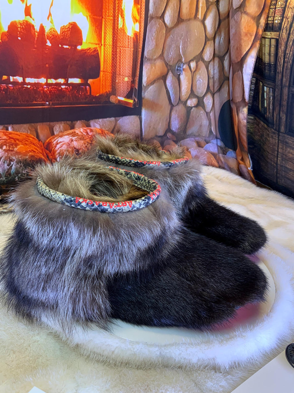 Mocassin d’interieur homme Les Carmelle - pointure 10 - vison brun & raton recyclés - semelle rouge - fait main au Québec, pièce unique