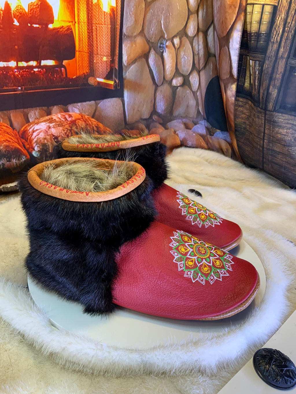 Mocassins d’intérieur Les Maryse – 9 femme – cuir rouge mandala brodé & vison recyclé, pièce unique artisanale du Québec