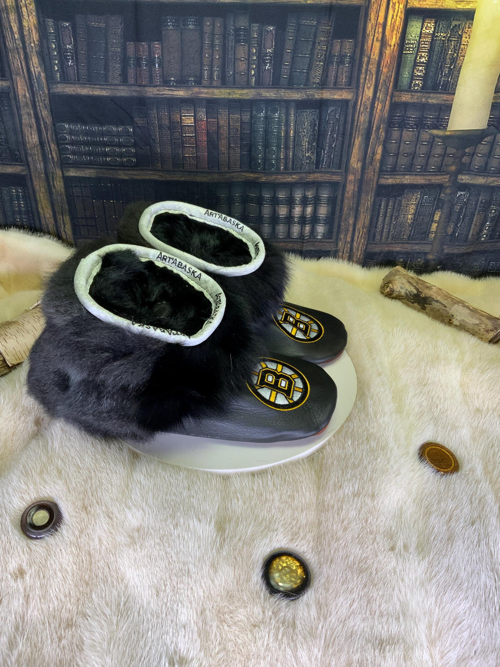 Mocassin d’intérieur homme Les Hélène – pointure 11 – édition spéciale Bruins de Boston – cuir & fourrure recyclés – fait à la main Québec